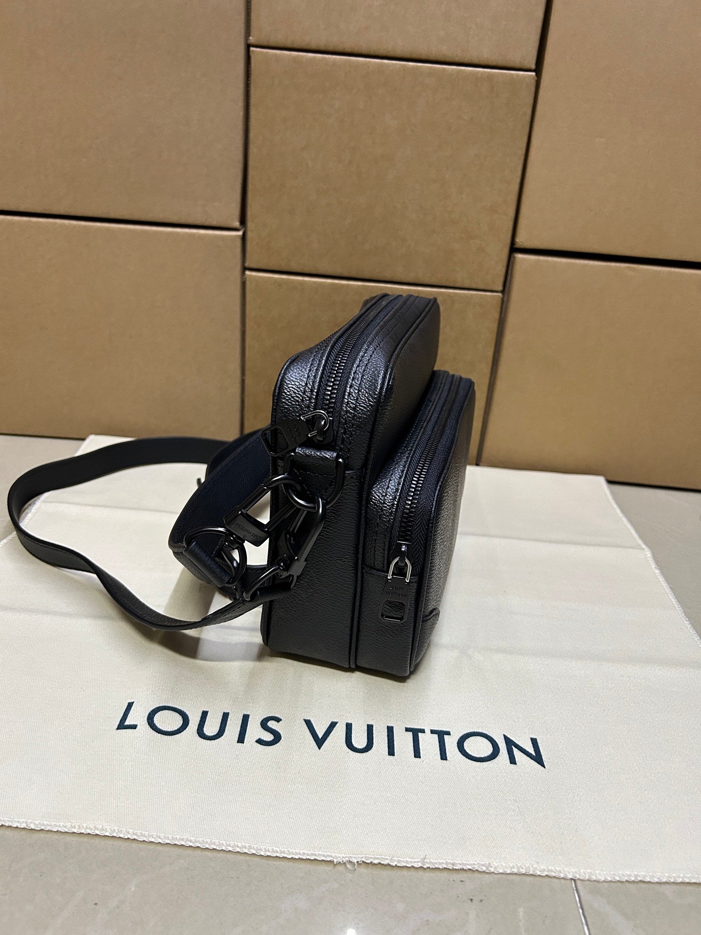 Louis Vuitton Soblack Messenger Bag B6033101 - Image 6