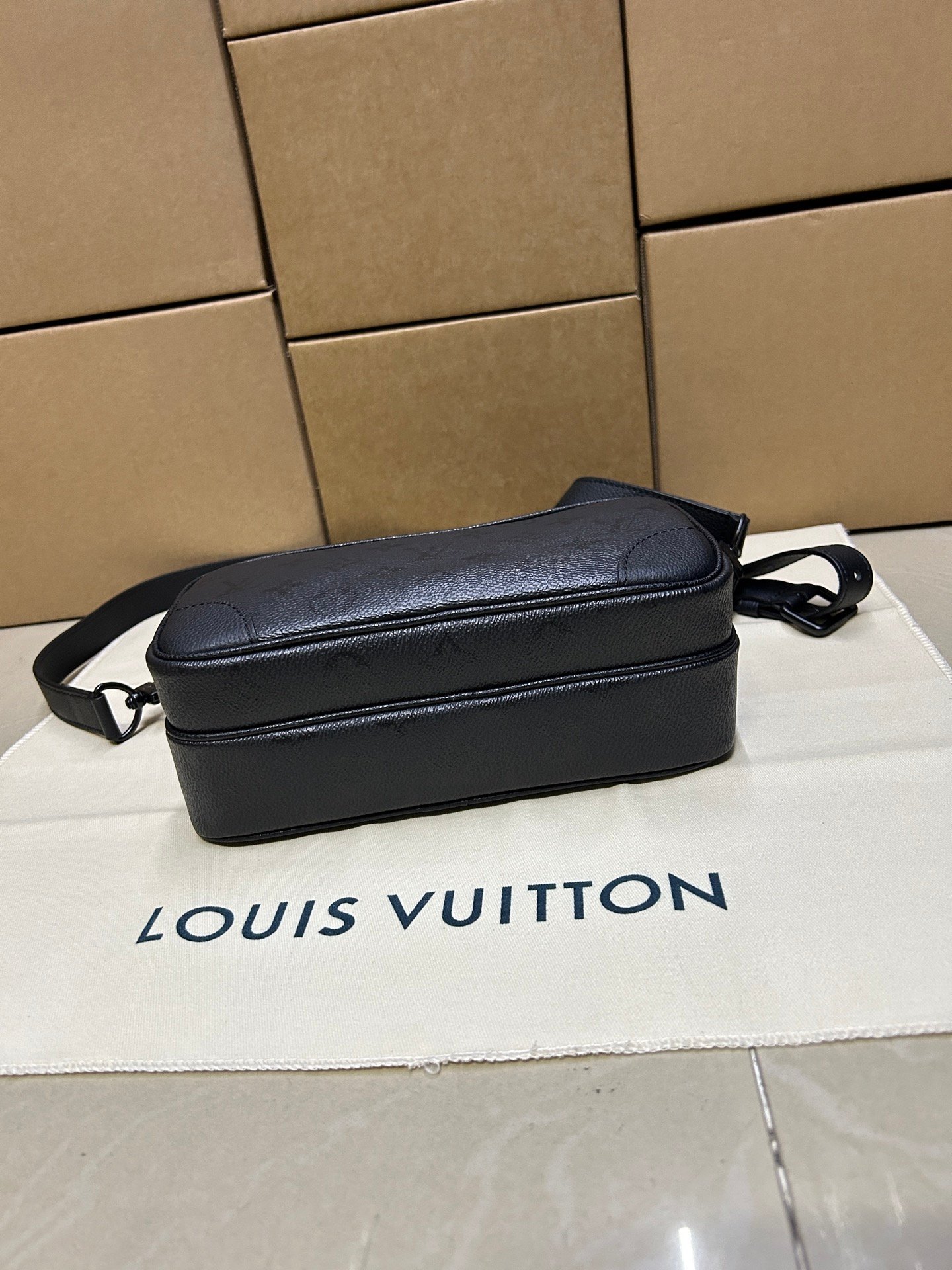 Louis Vuitton Soblack Messenger Bag B6033101 - Image 5