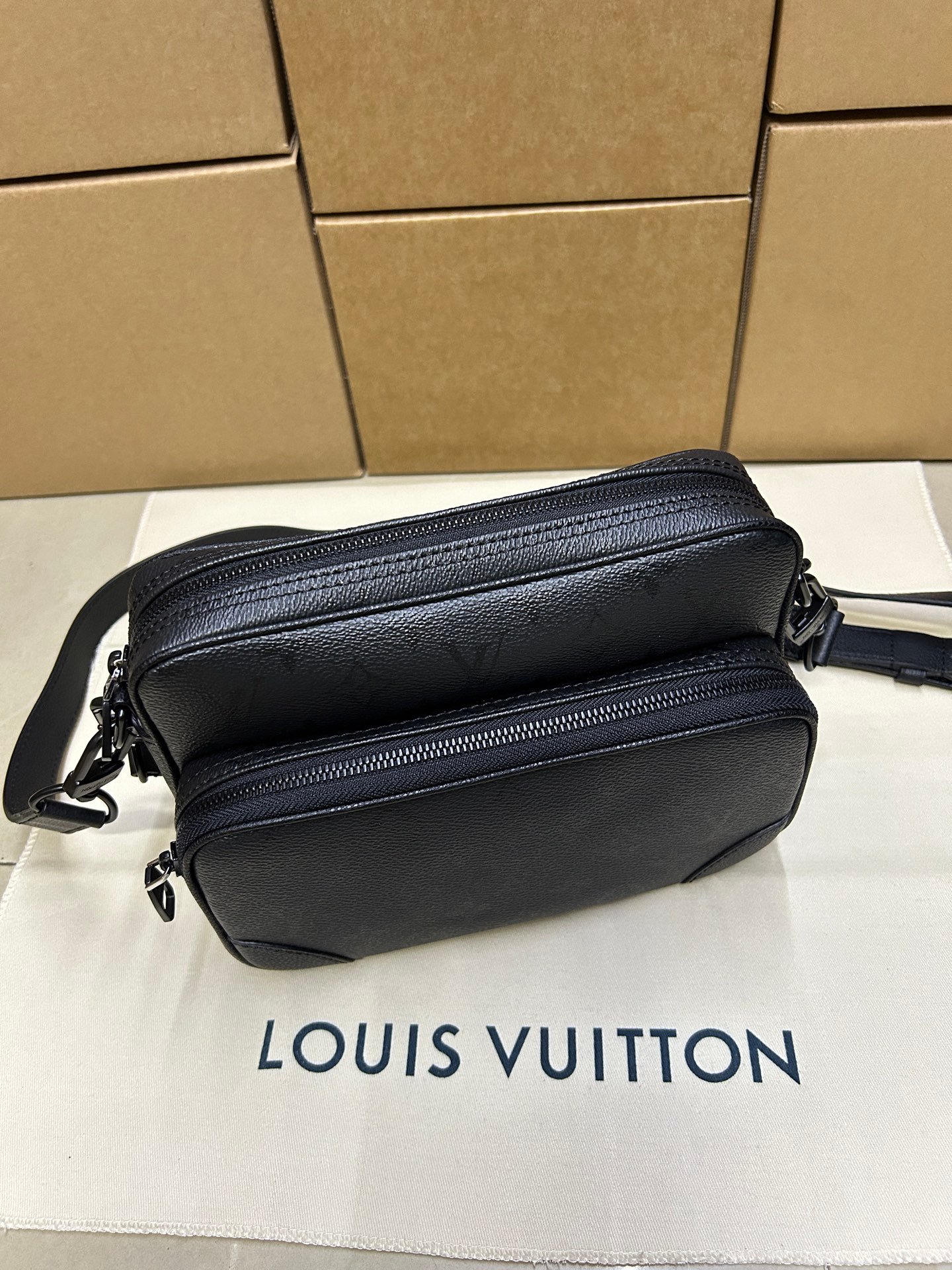 Louis Vuitton Soblack Messenger Bag B6033101 - Image 4