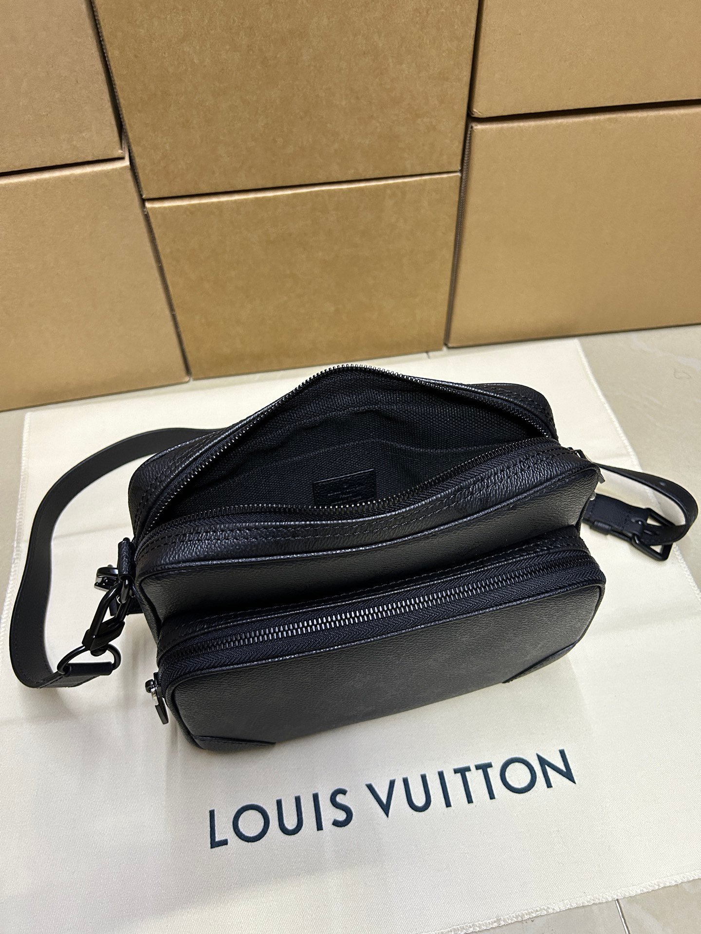 Louis Vuitton Soblack Messenger Bag B6033101 - Image 3