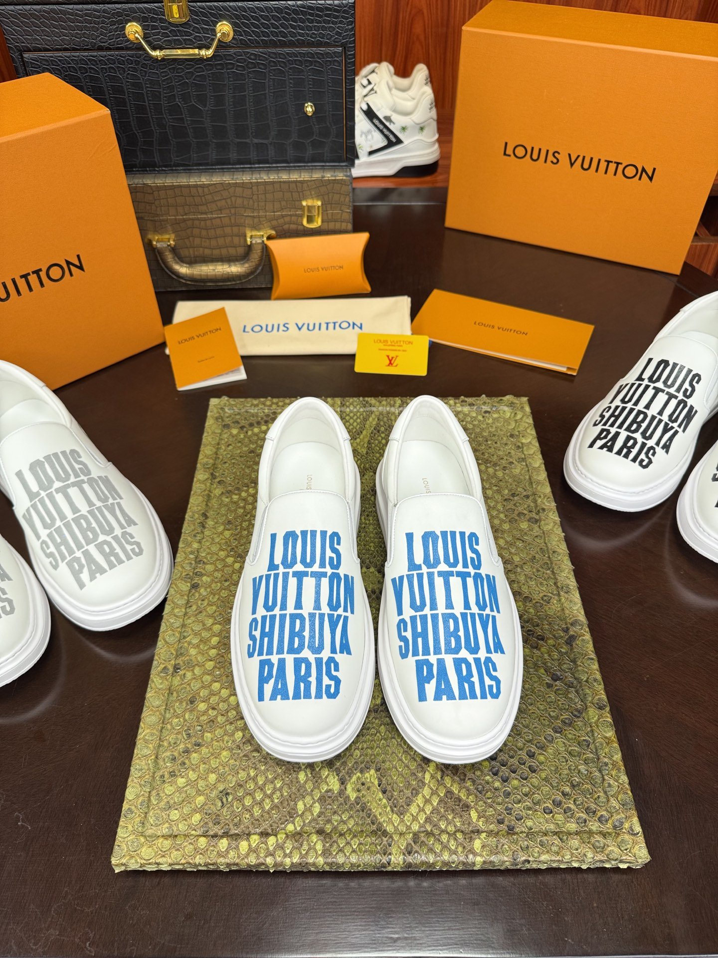 Unleash a new paradigm for early spring fashion stylingB6033105 - Image 3