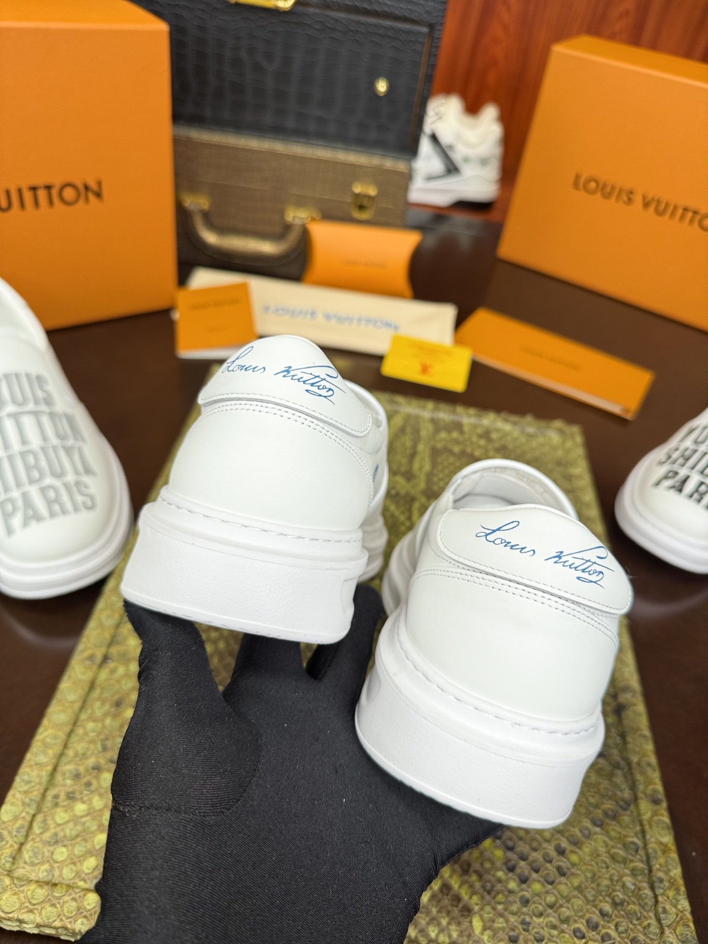 Unleash a new paradigm for early spring fashion stylingB6033105 - Image 4