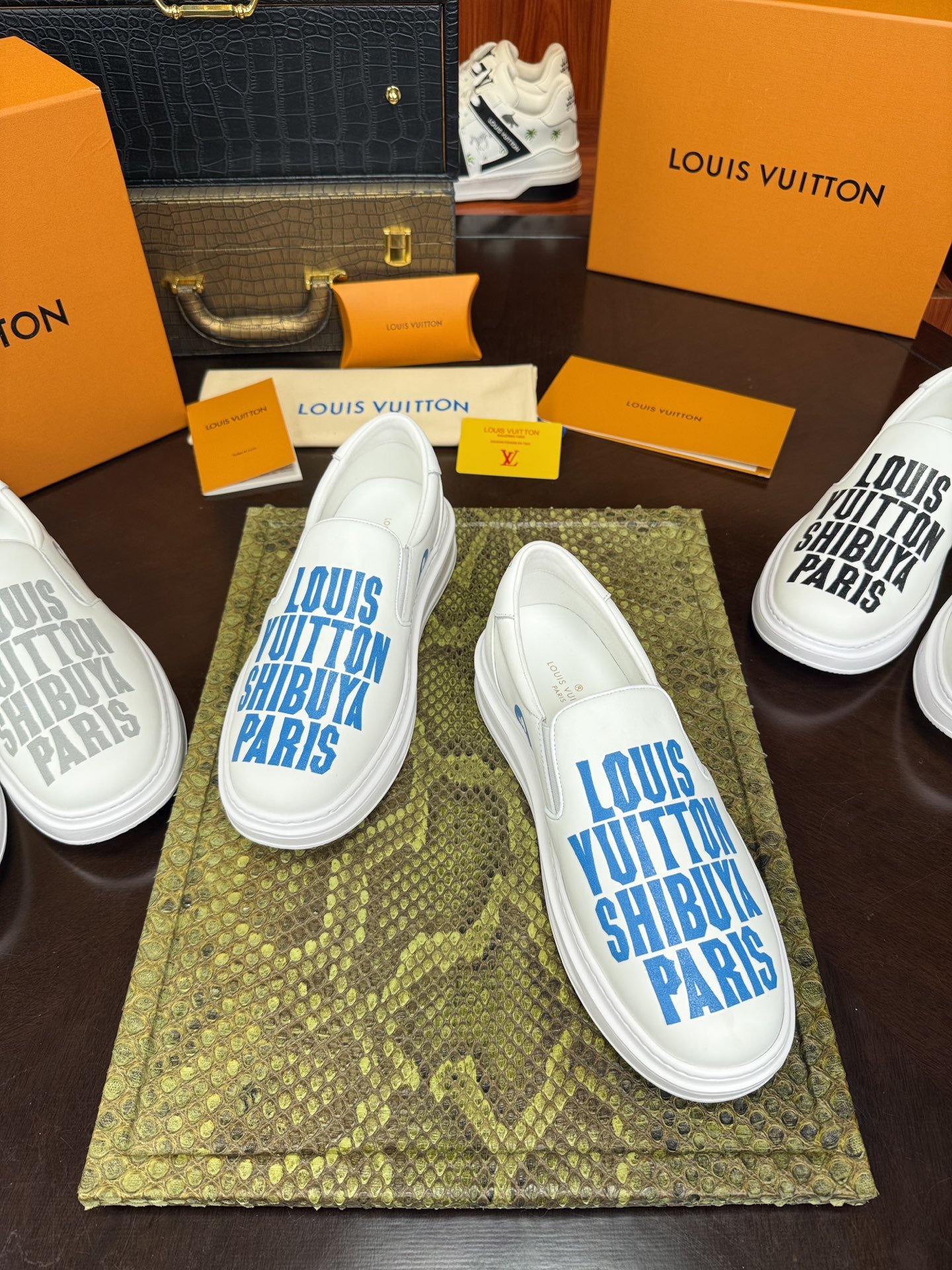 Unleash a new paradigm for early spring fashion stylingB6033105 - Image 2