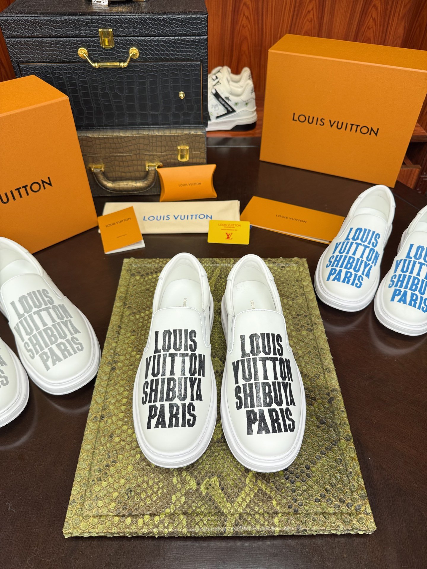 Unleash a new paradigm for early spring fashion stylingB6033105 - Image 5