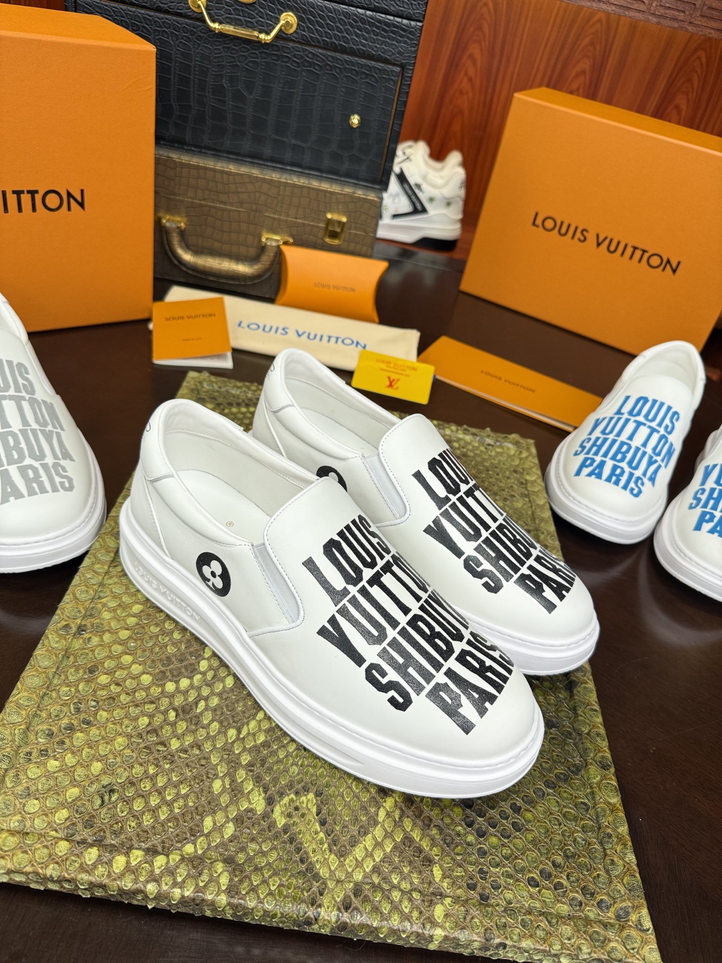 Unleash a new paradigm for early spring fashion stylingB6033105 - Image 6