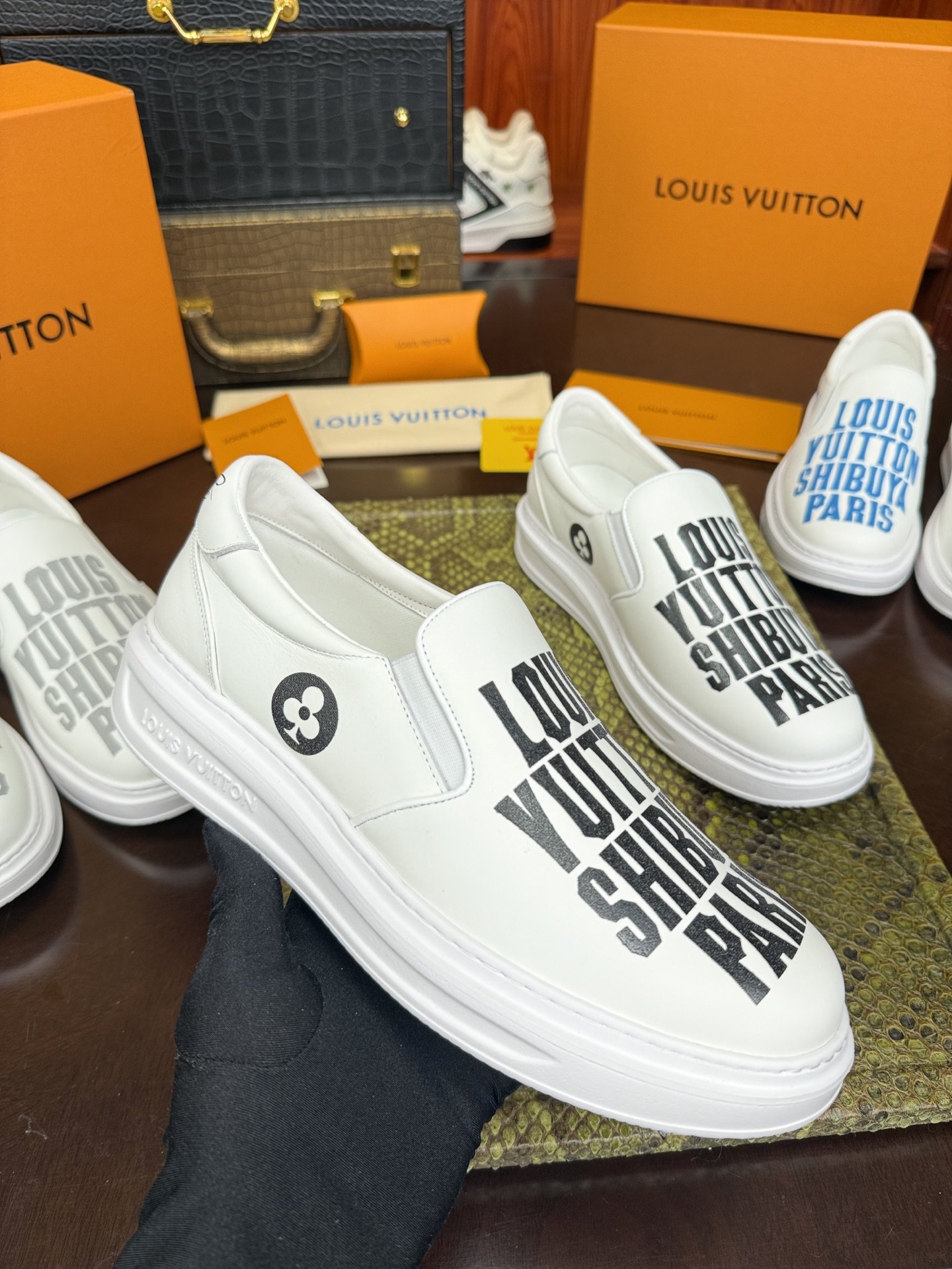 Unleash a new paradigm for early spring fashion stylingB6033105 - Image 7