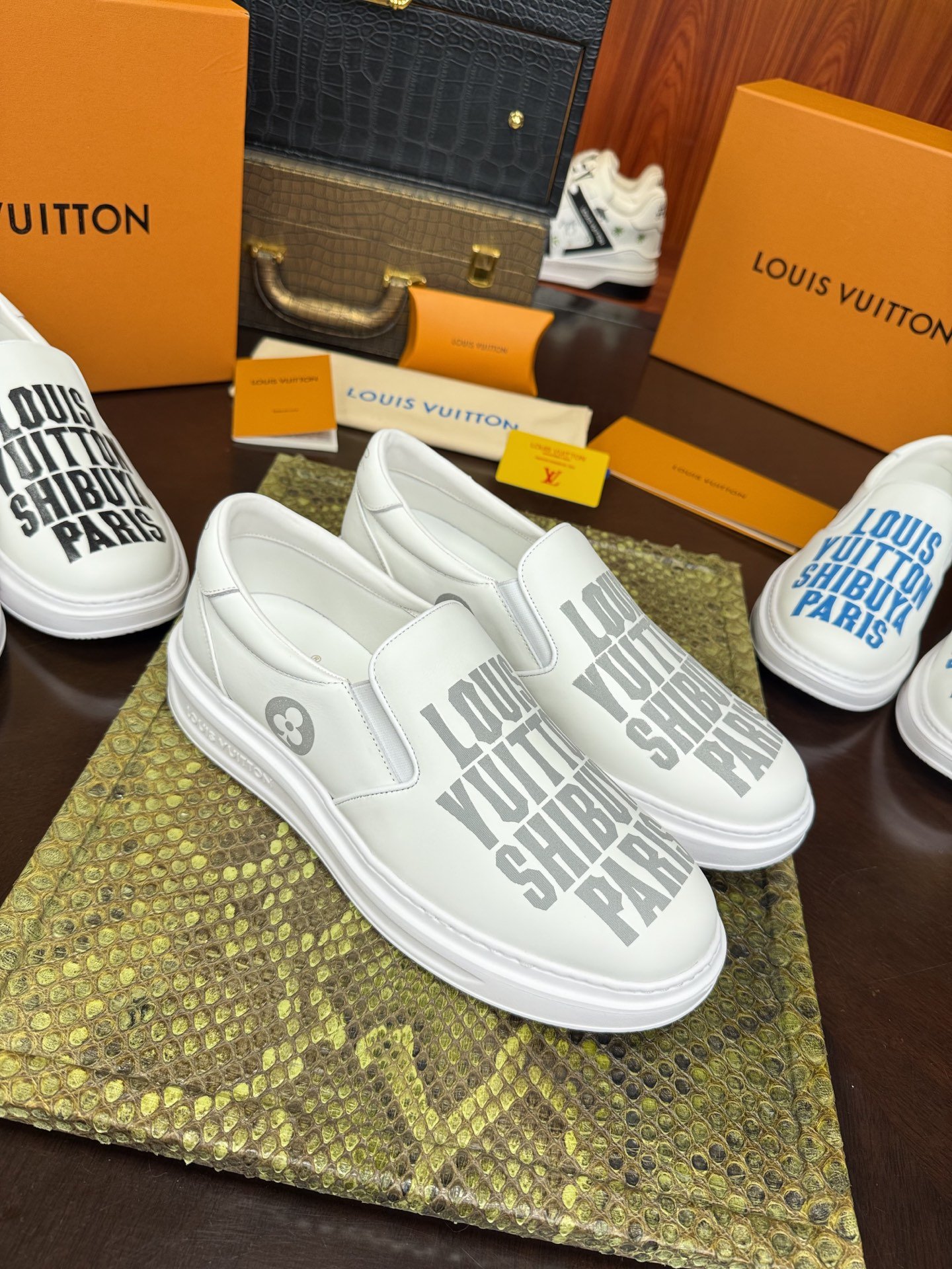 Unleash a new paradigm for early spring fashion stylingB6033105 - Image 9