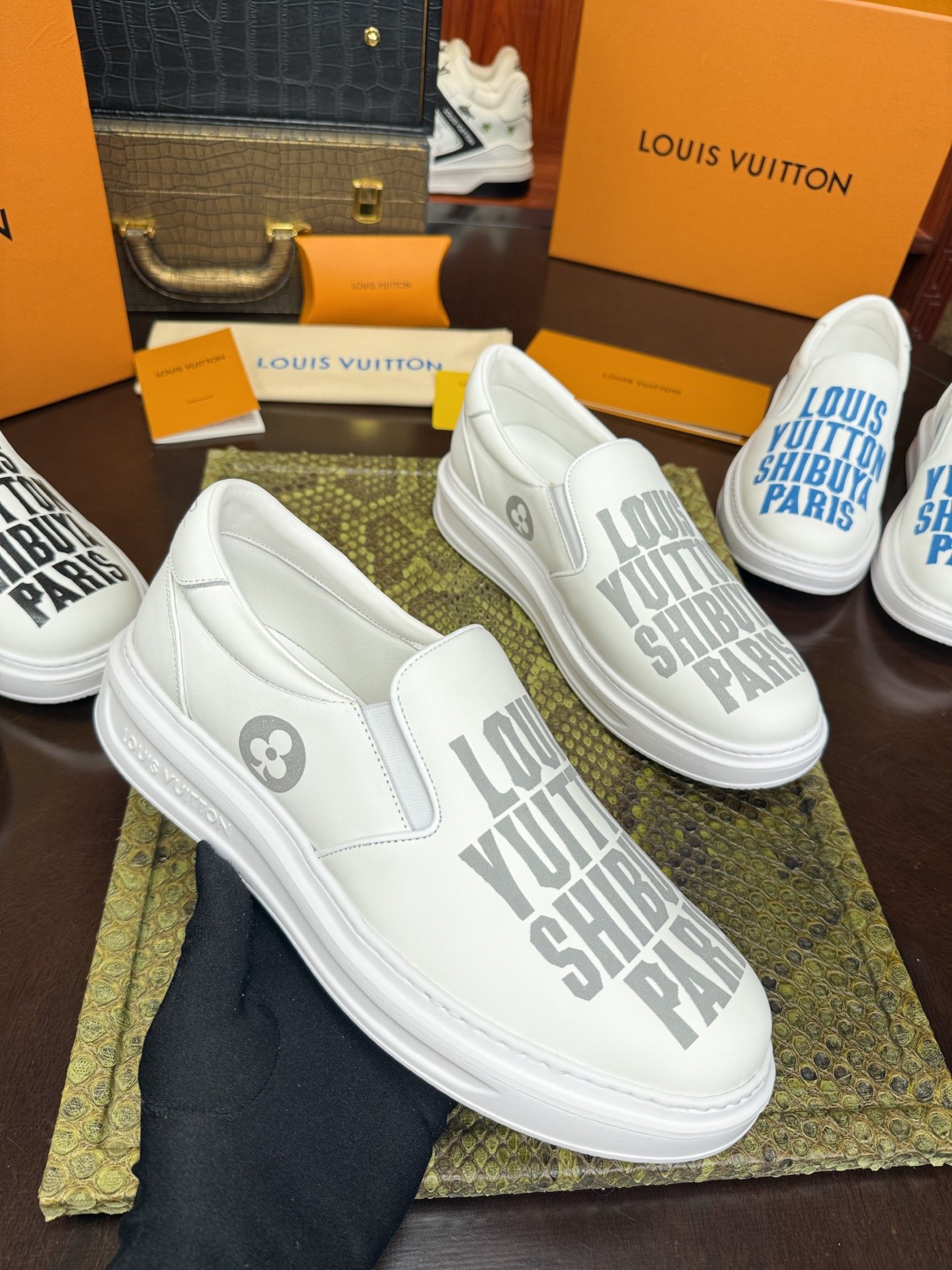 Unleash a new paradigm for early spring fashion stylingB6033105 - Image 10