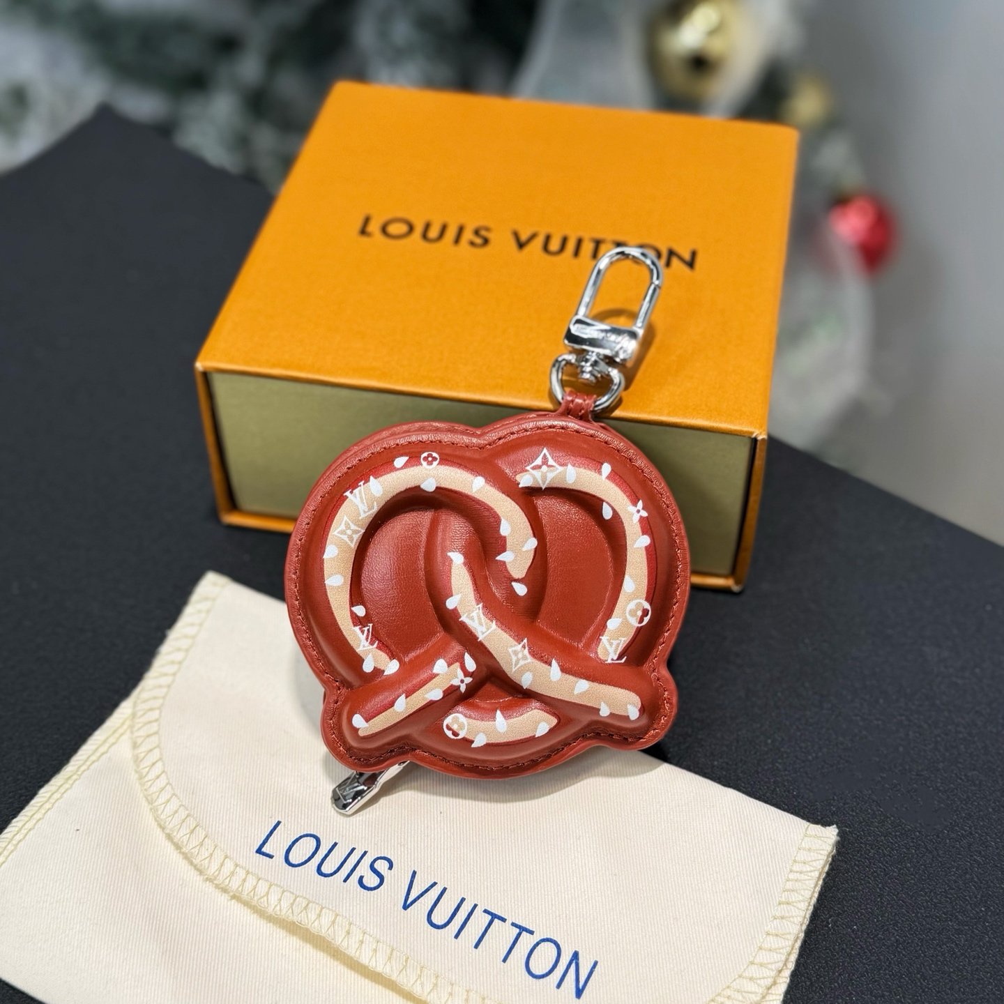 Louis Vuitton LV Bretzel Bag Charm B6040402