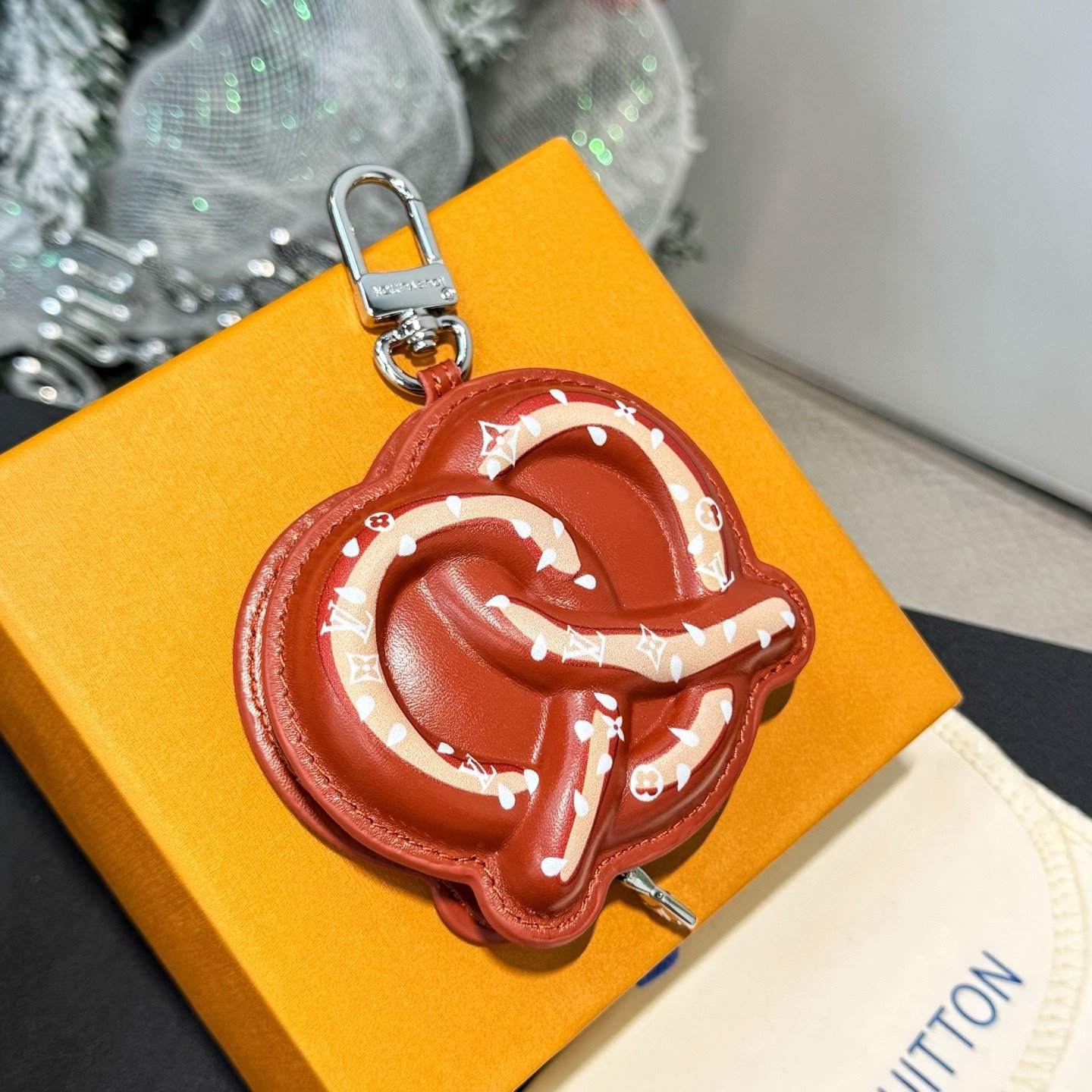 Louis Vuitton LV Bretzel Bag Charm B6040402 - Image 5