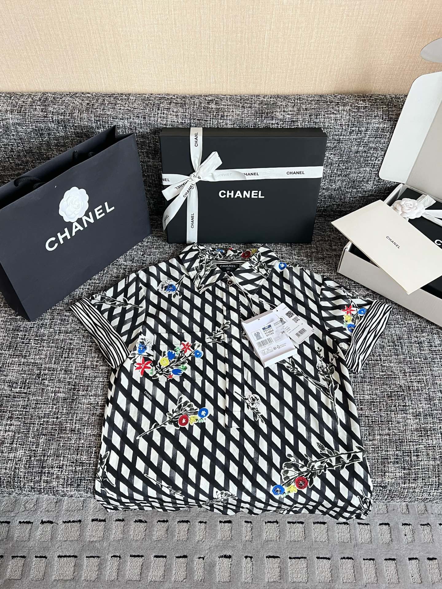 Chanel Short-sleeved blouse W6040802