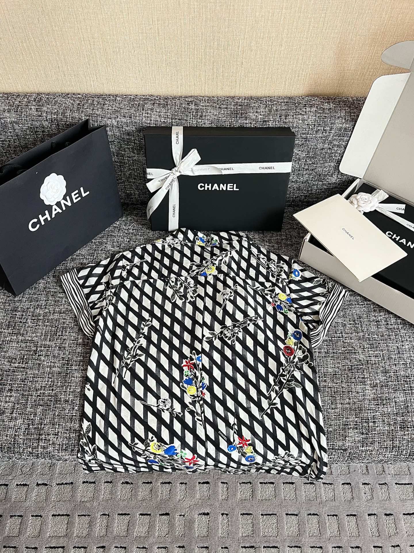 Chanel Short-sleeved blouse W6040802 - Image 4