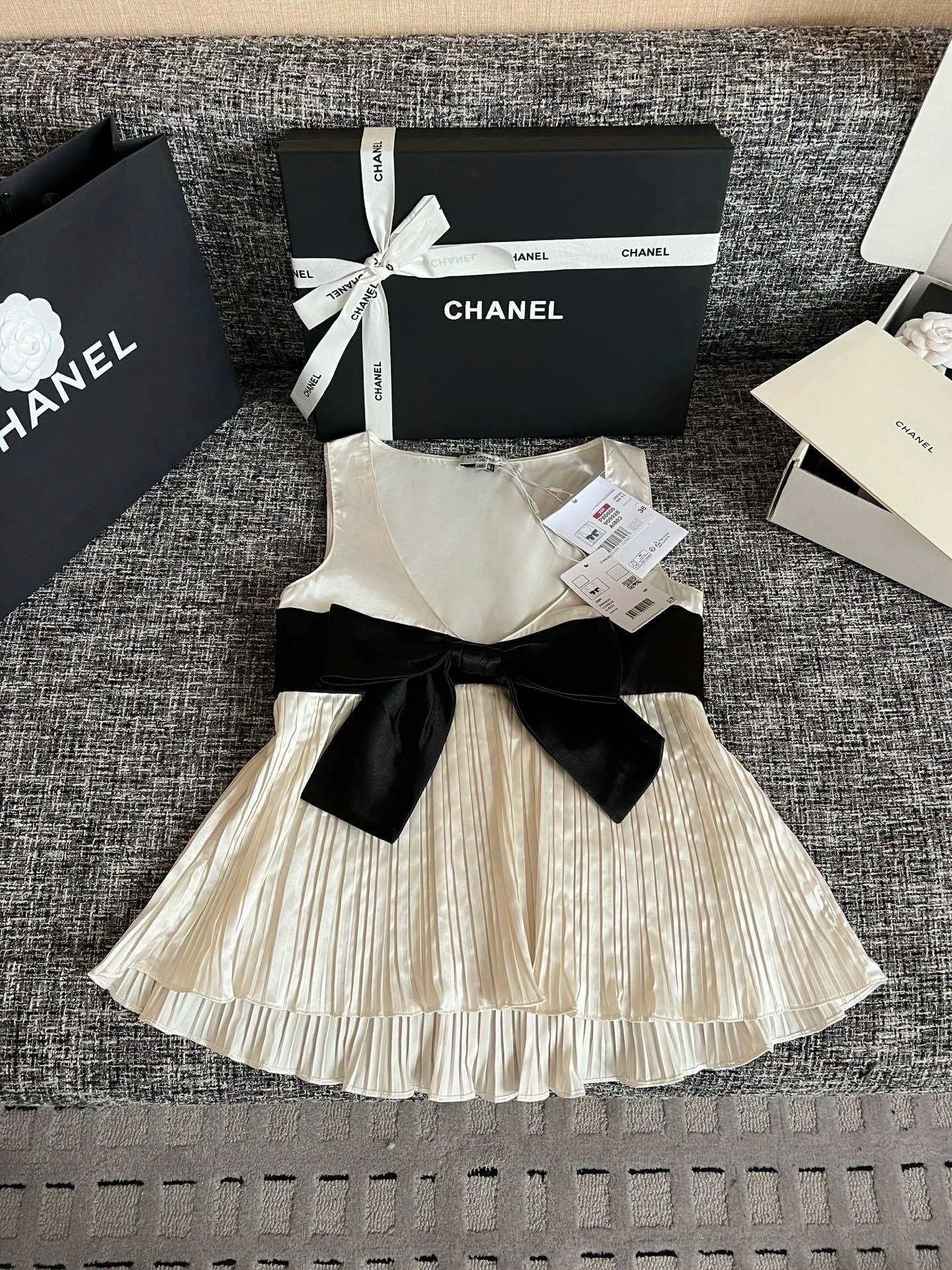 Chanel 26 Spring Early Season New Cardigan W6040804