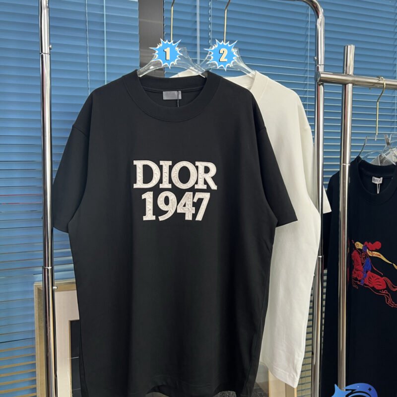 Dior~~ Embroidered with silk fabric, the craftsmanship is intricate and exclusive. It's the first of its kind.M6041103