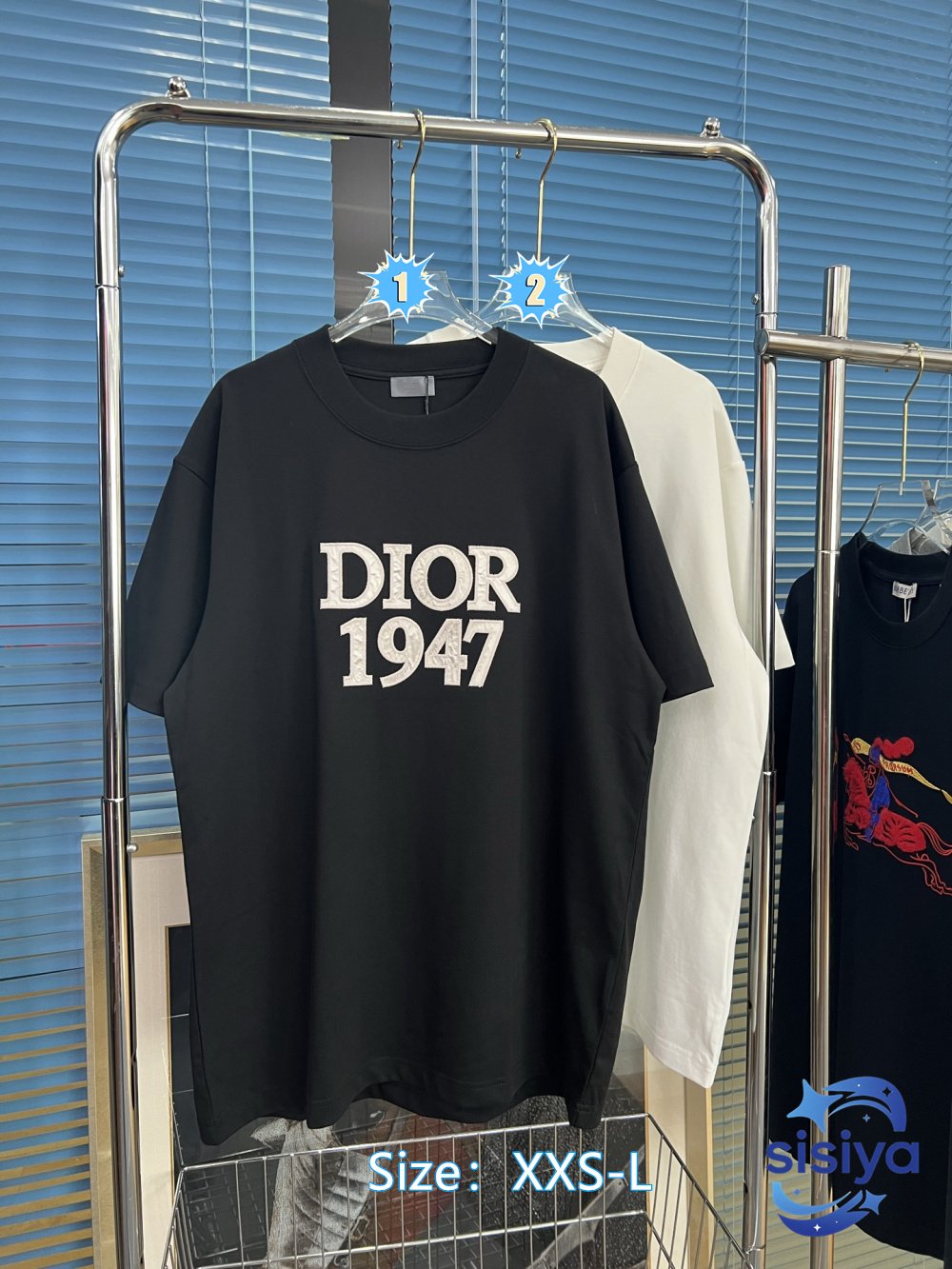 Dior~~ Embroidered with silk fabric, the craftsmanship is intricate and exclusive. It's the first of its kind.M6041103