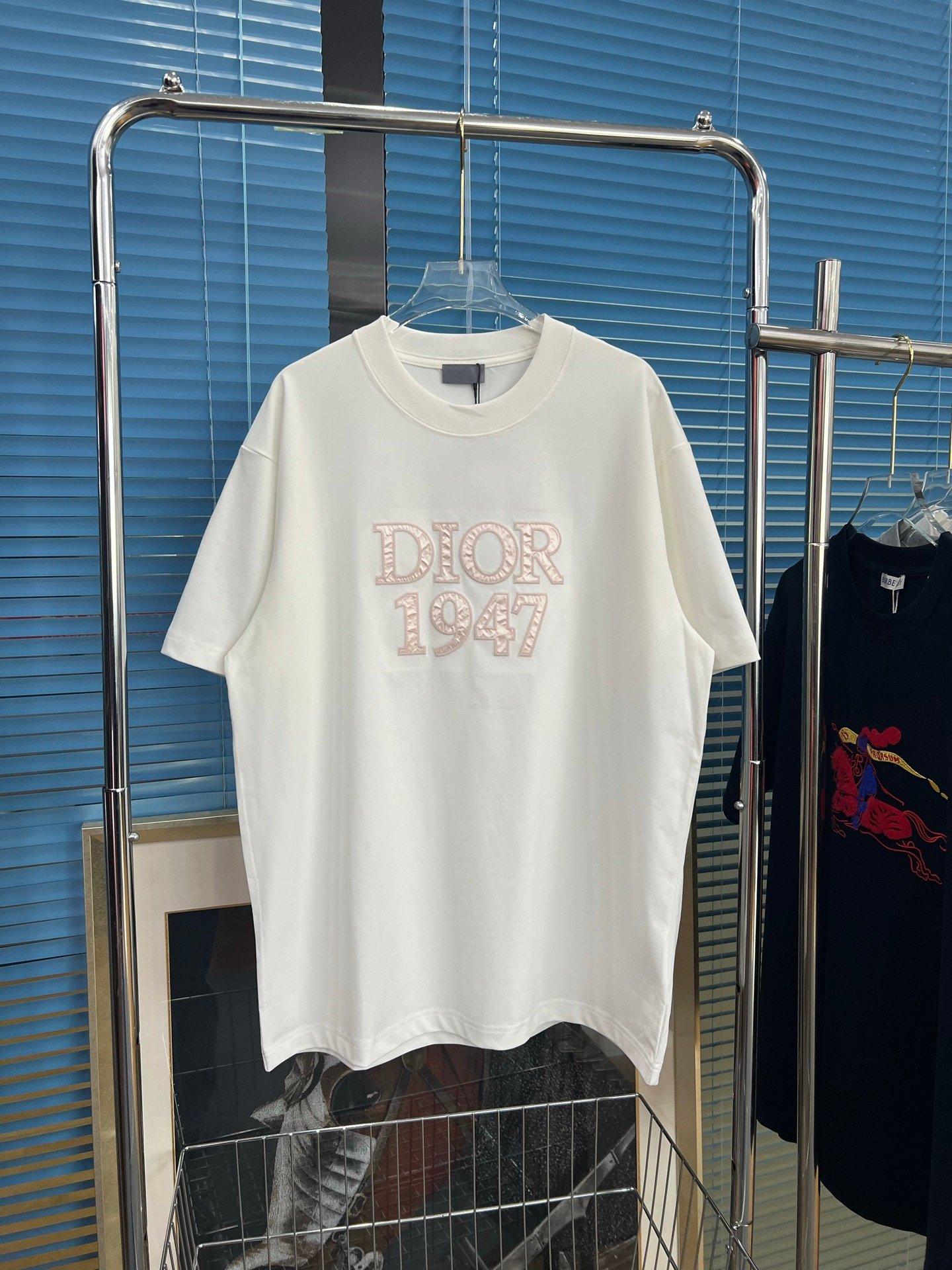 Dior~~ Embroidered with silk fabric, the craftsmanship is intricate and exclusive. It's the first of its kind.M6041103 - Image 6