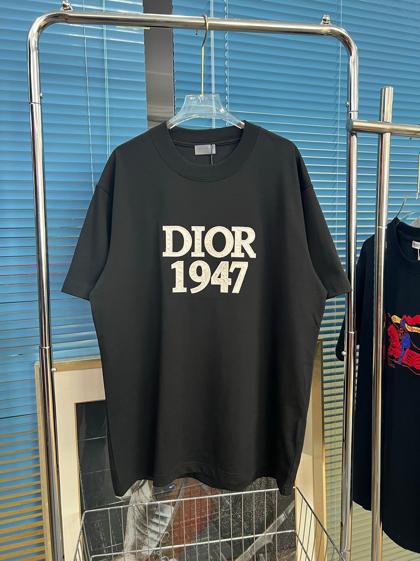 Dior~~ Embroidered with silk fabric, the craftsmanship is intricate and exclusive. It's the first of its kind.M6041103 - Image 7