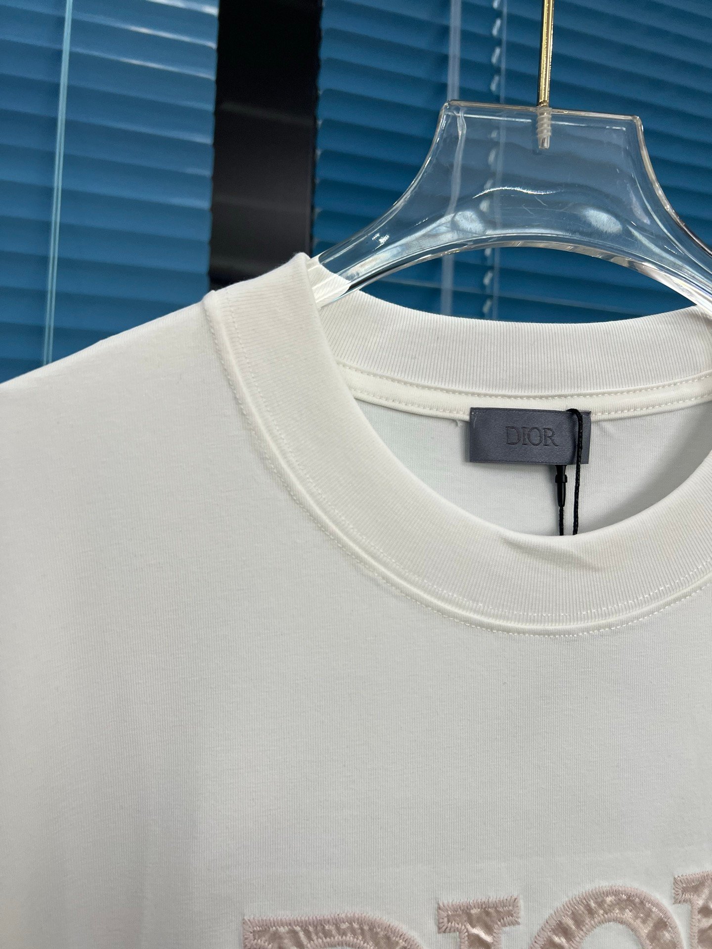 Dior~~ Embroidered with silk fabric, the craftsmanship is intricate and exclusive. It's the first of its kind.M6041103 - Image 8