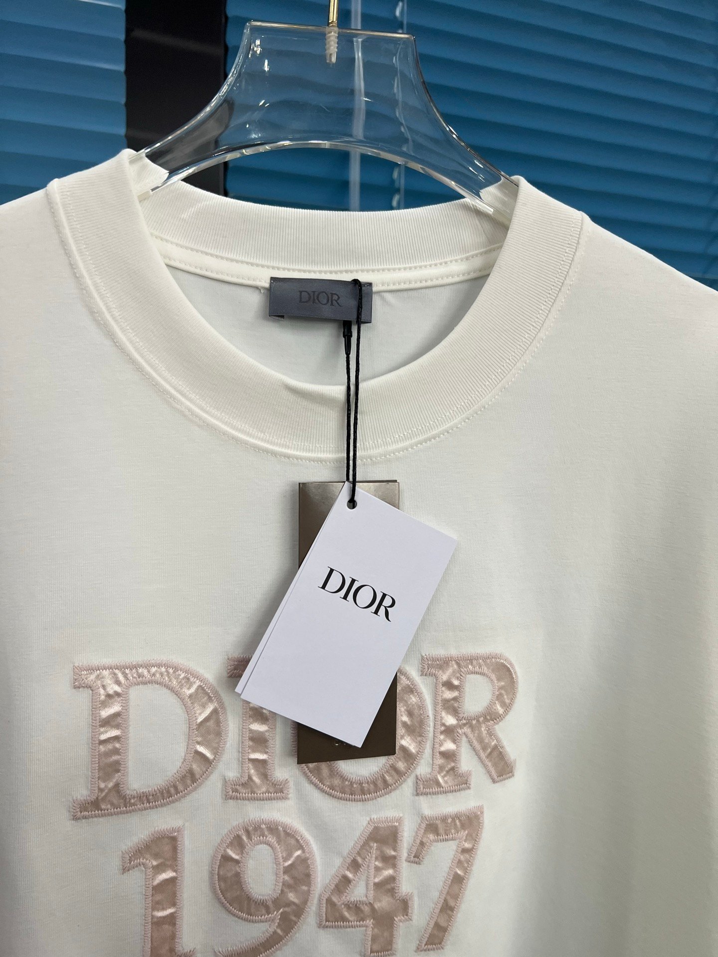 Dior~~ Embroidered with silk fabric, the craftsmanship is intricate and exclusive. It's the first of its kind.M6041103 - Image 9