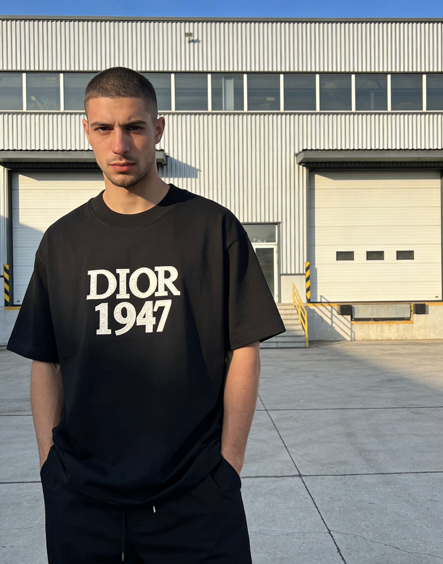 Dior~~ Embroidered with silk fabric, the craftsmanship is intricate and exclusive. It's the first of its kind.M6041103 - Image 3