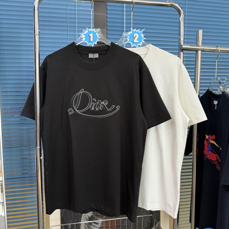 Dior~~ Embroidered logo on the chestM6041302