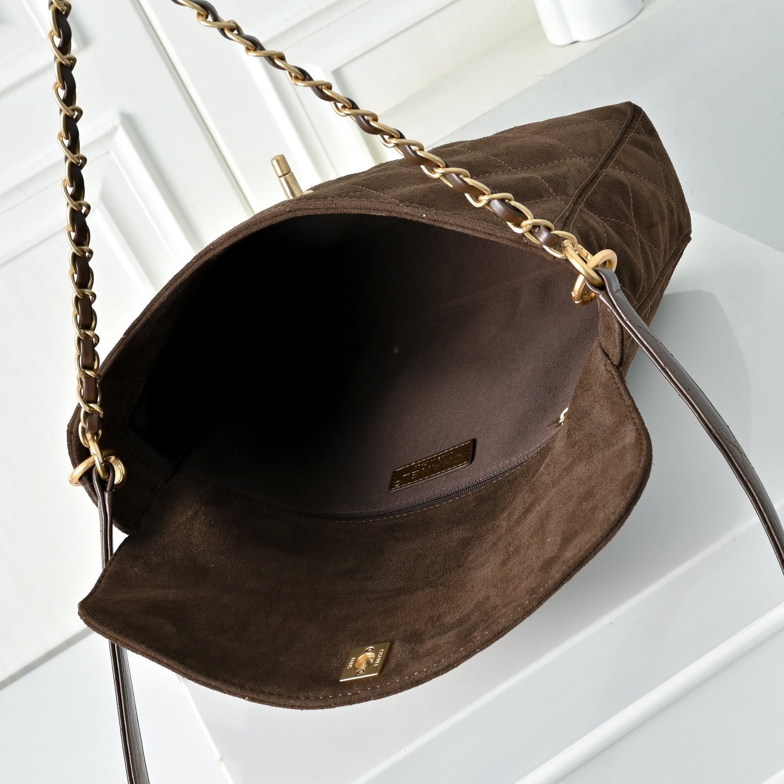 Chanel 26C Resort Collection Leather Messenger Bag B6041303 - Image 7