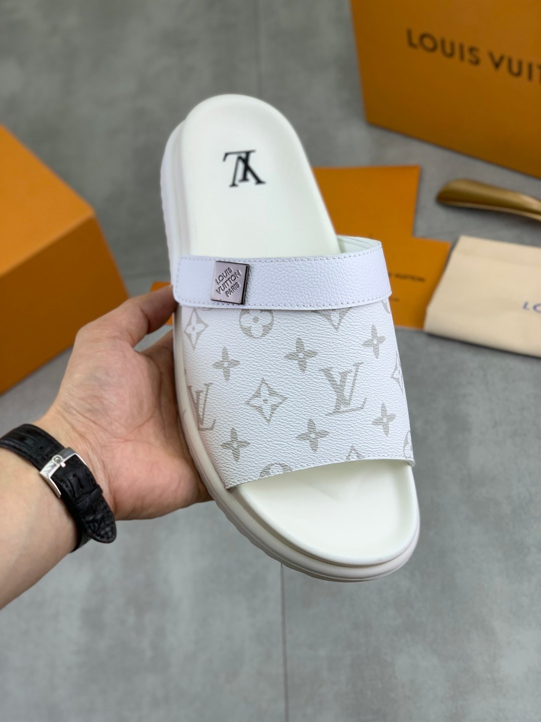 LOUIS VUITTON classic half-trimmed leather shoesB6041601 - Image 5