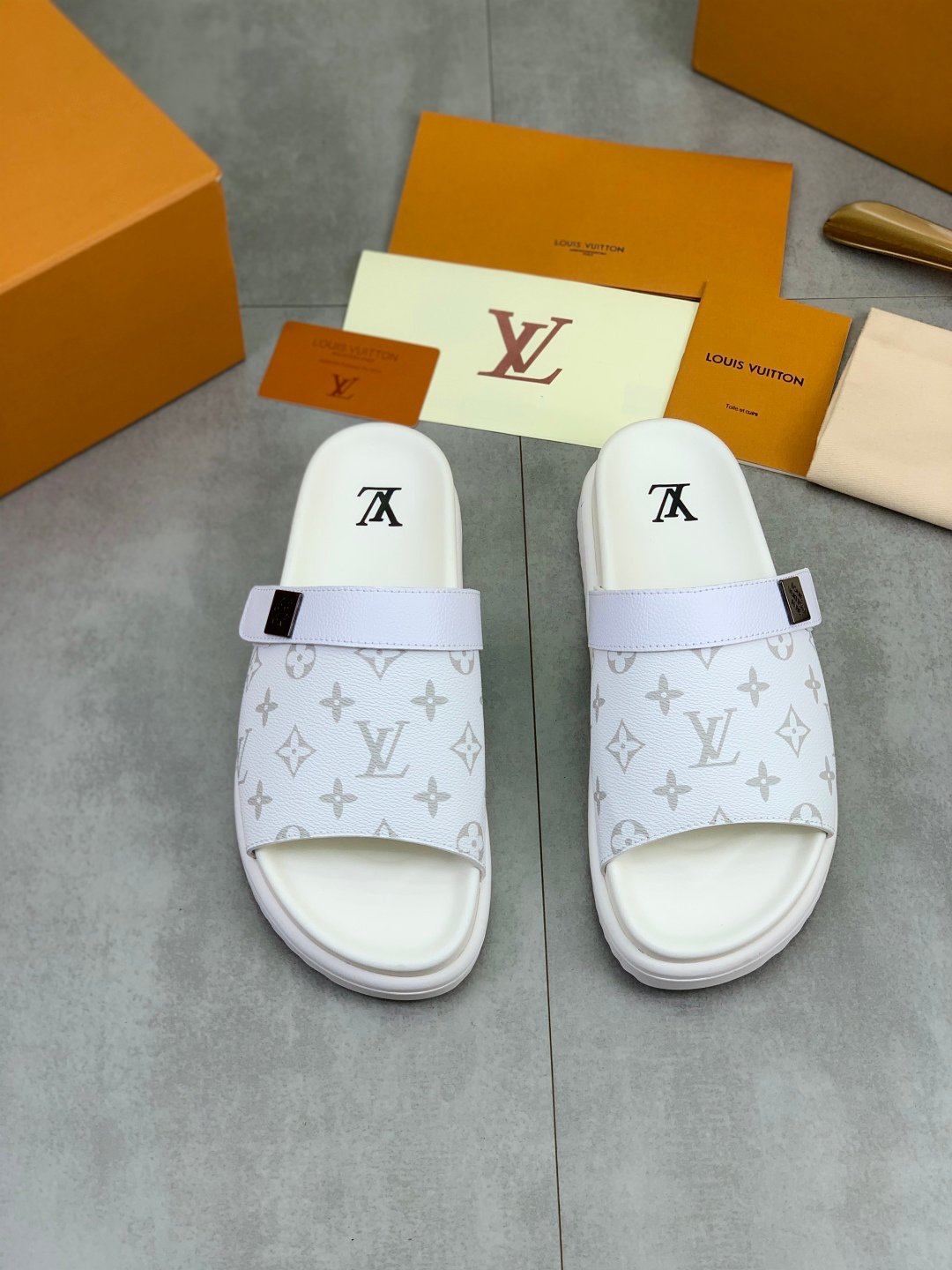 LOUIS VUITTON classic half-trimmed leather shoesB6041601 - Image 2