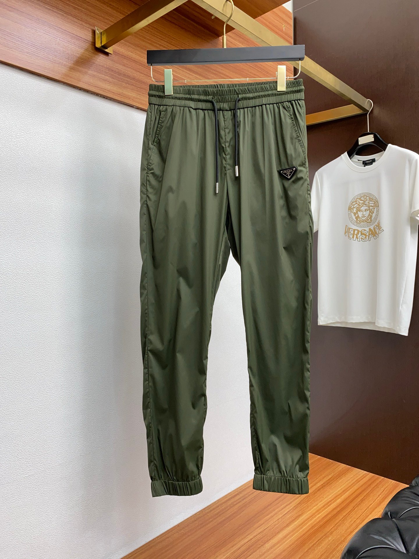 Prada New Short-Sleeved Jacket SetM6050401 - Image 10
