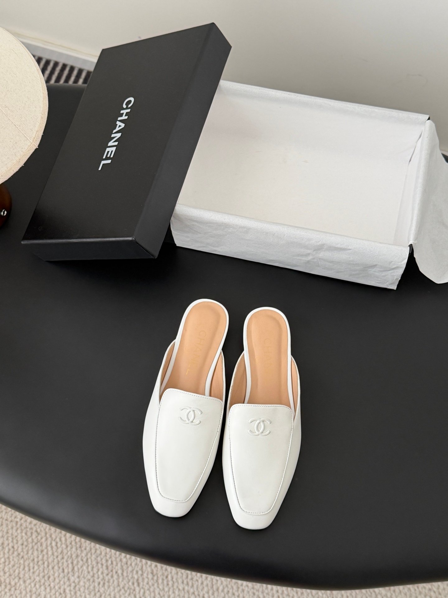 Chanel square-shaped flat leather shoes for the scalp B6052202 - Image 2