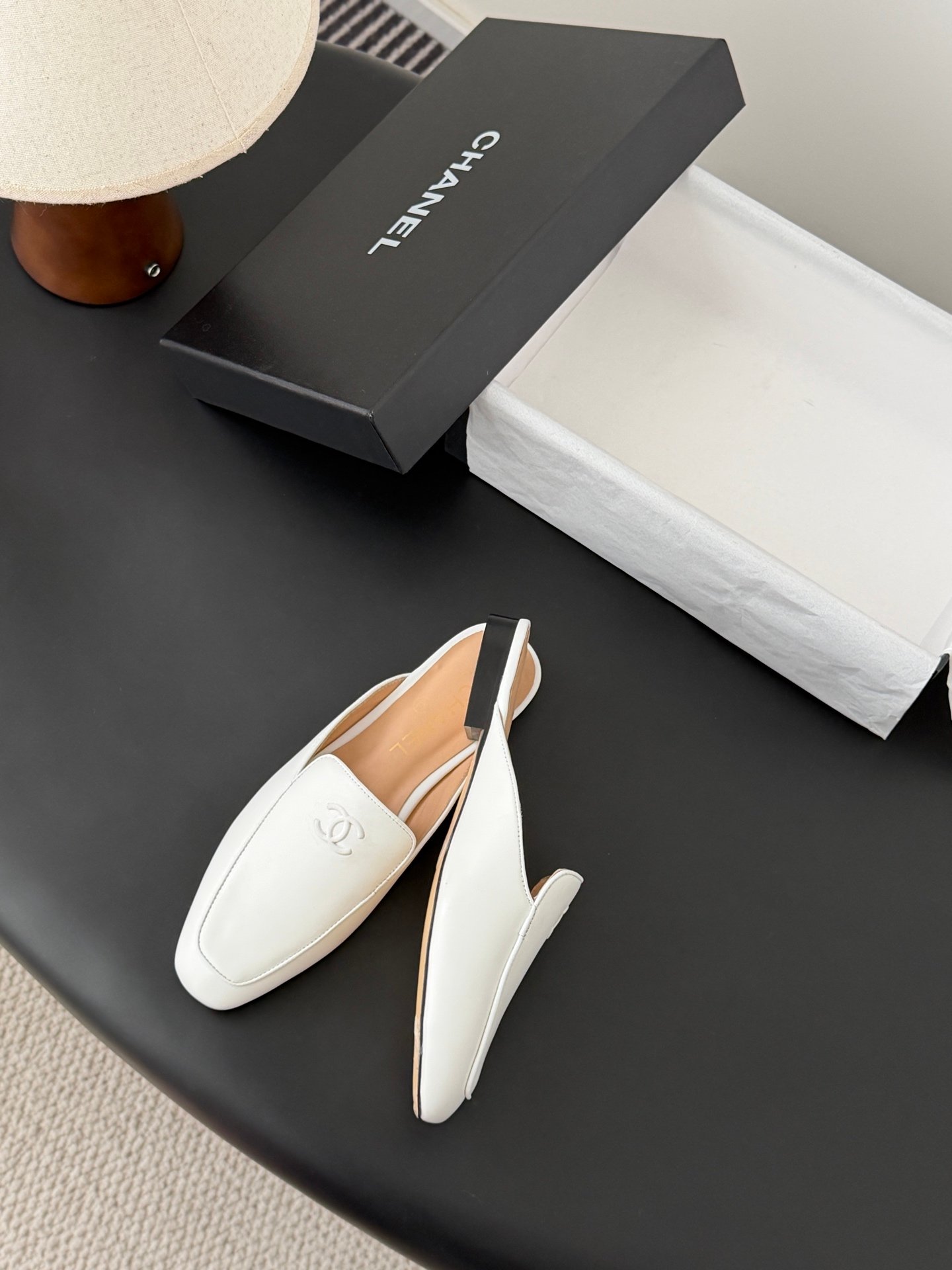 Chanel square-shaped flat leather shoes for the scalp B6052202 - Image 3