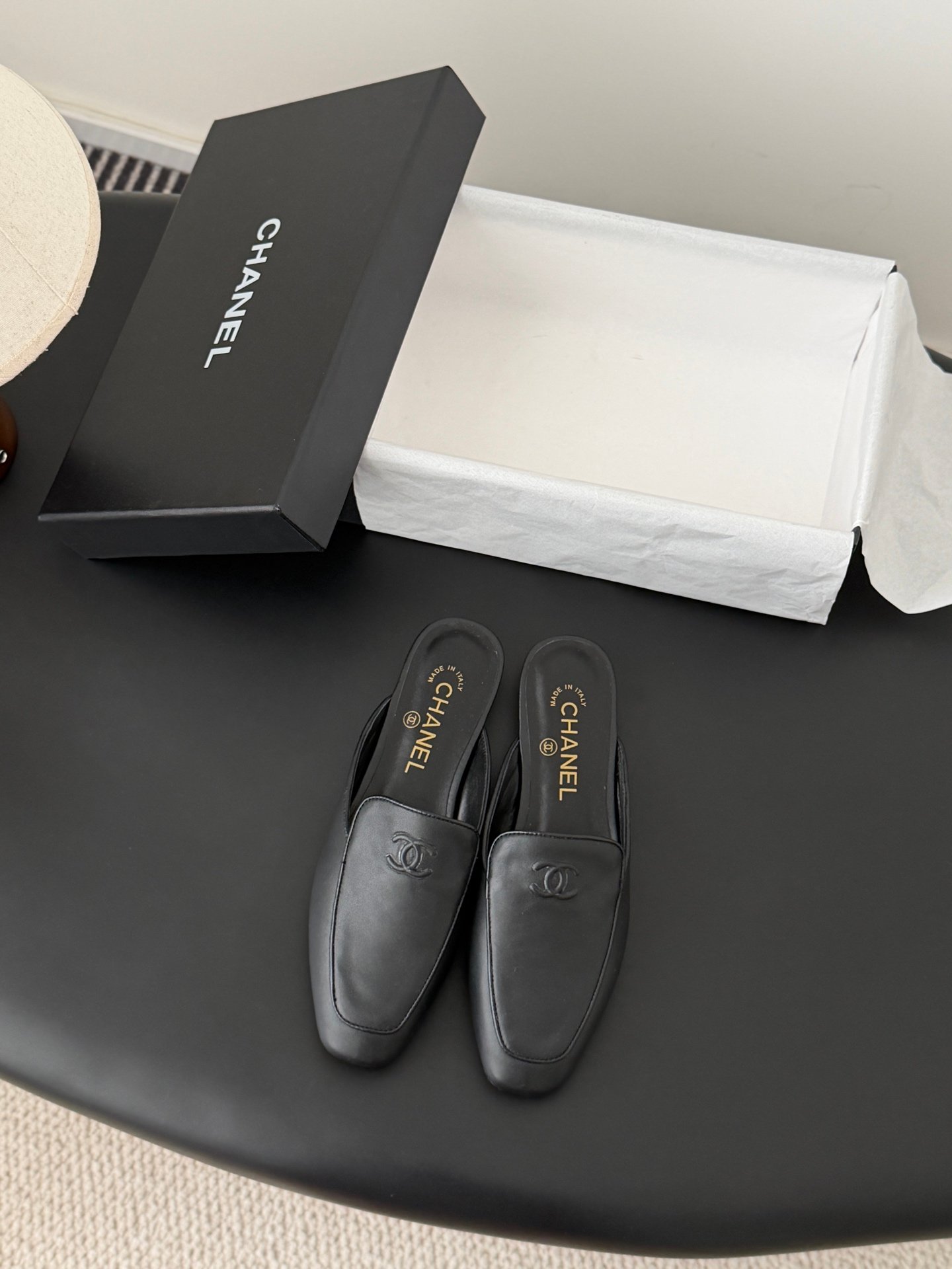 Chanel square-shaped flat leather shoes for the scalp B6052202 - Image 5