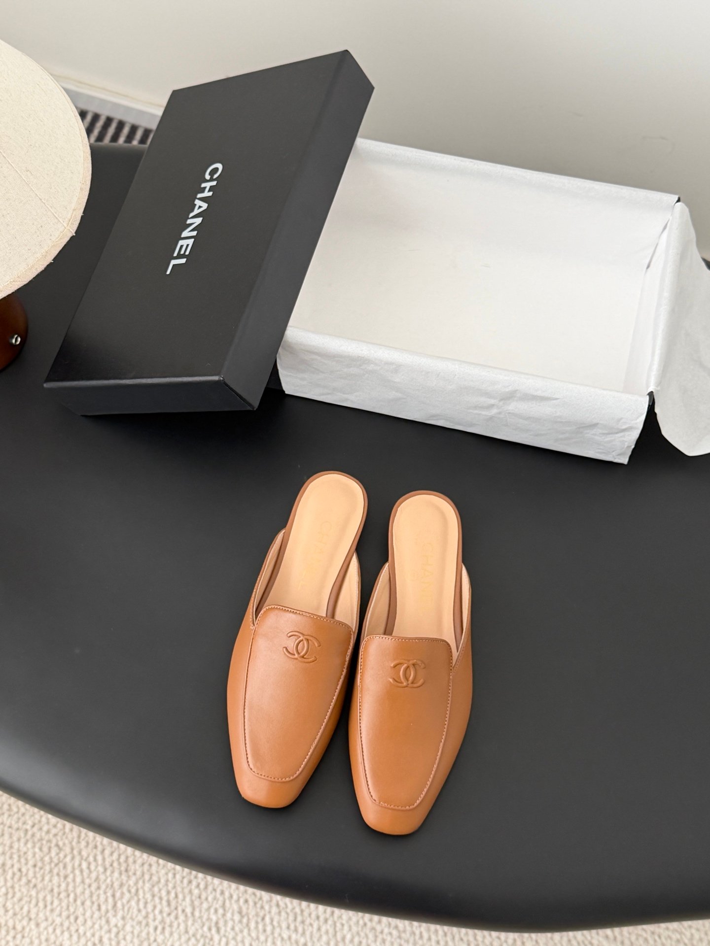 Chanel square-shaped flat leather shoes for the scalp B6052202 - Image 8