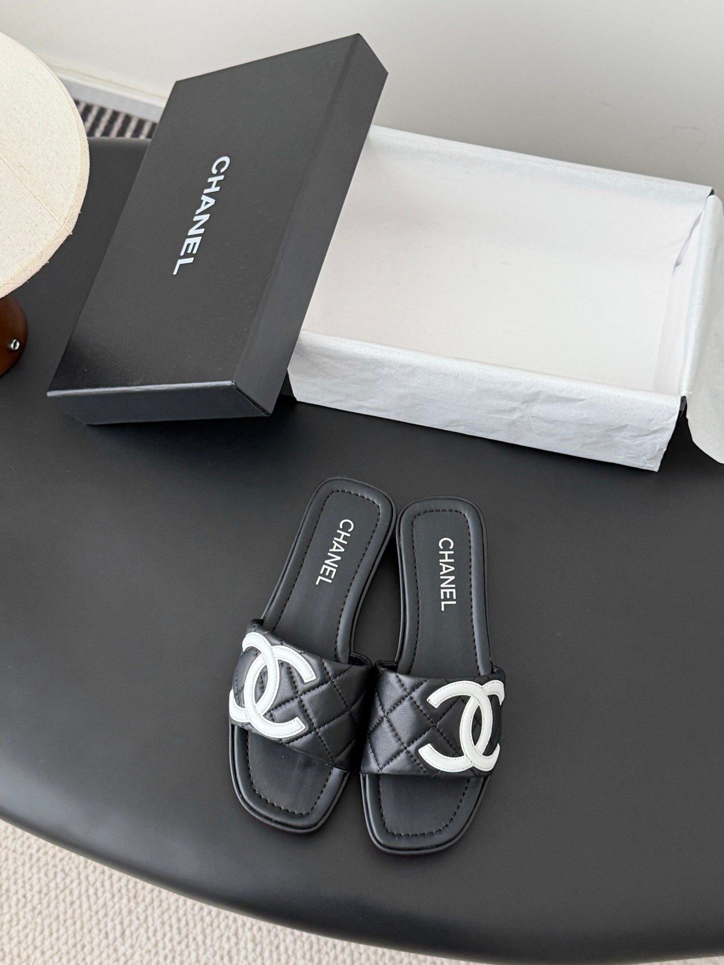 Chanel quilted leather Cambon flip-flops B6052203 - Image 2