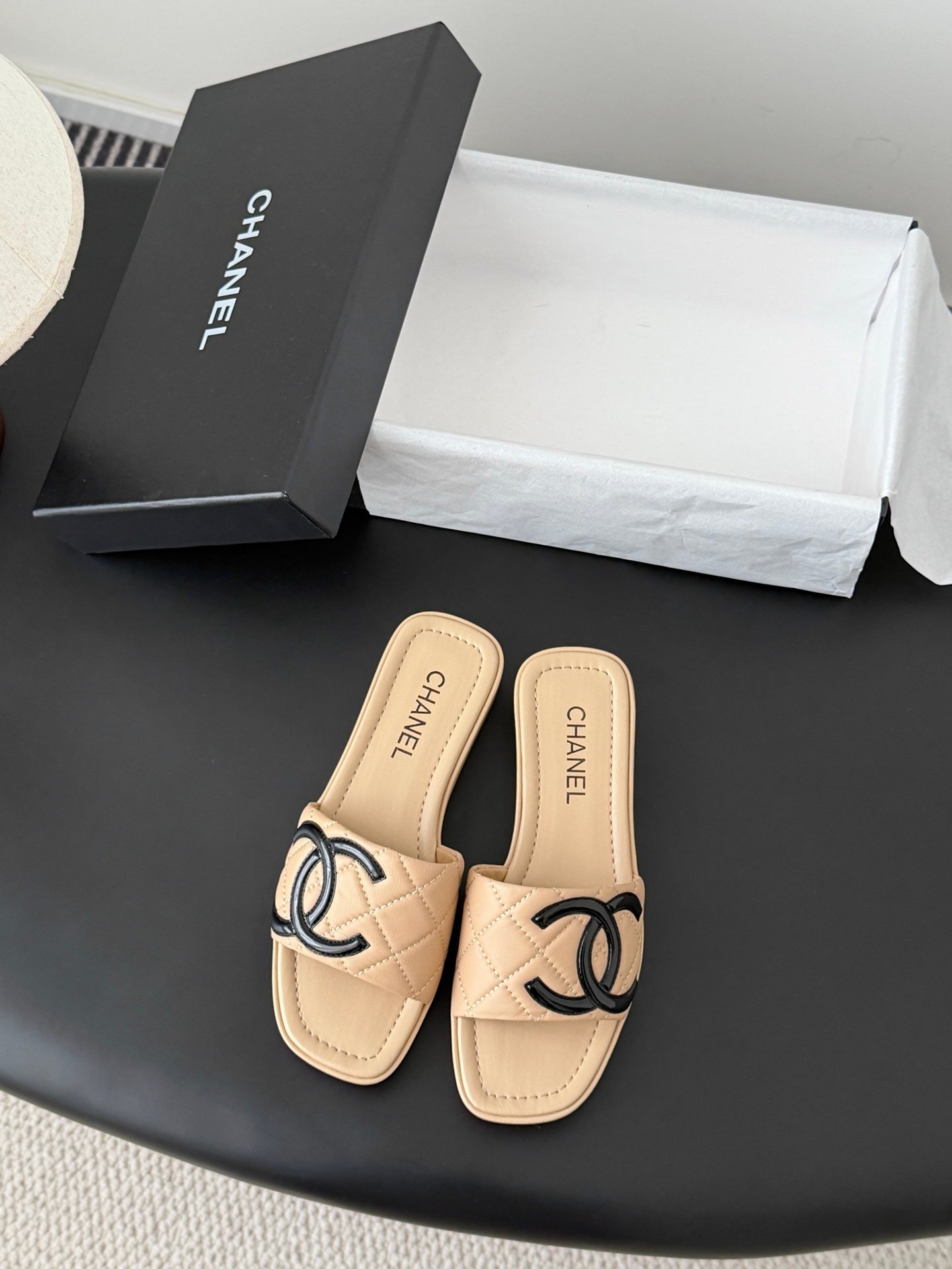 Chanel quilted leather Cambon flip-flops B6052203 - Image 5