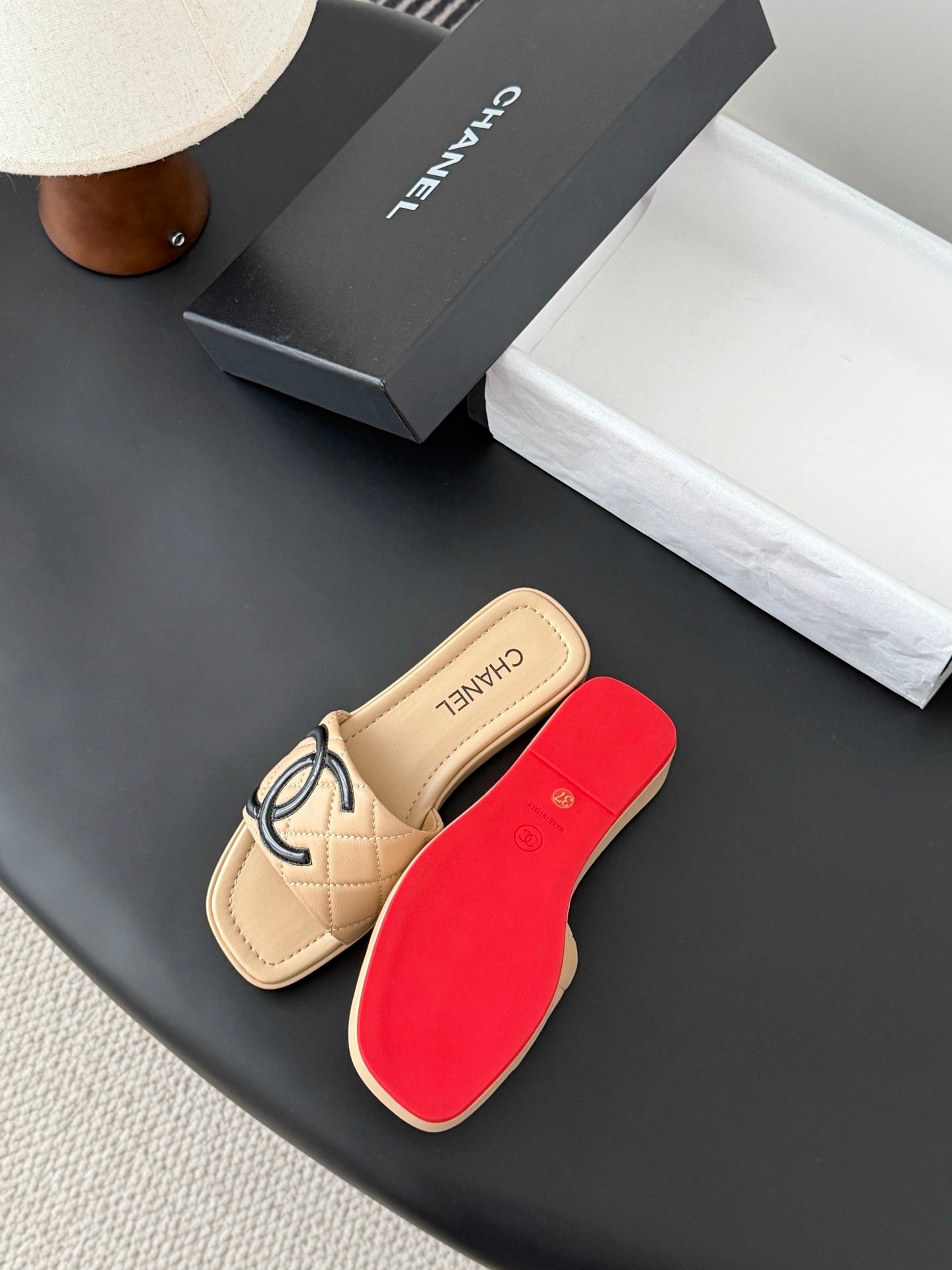 Chanel quilted leather Cambon flip-flops B6052203 - Image 7