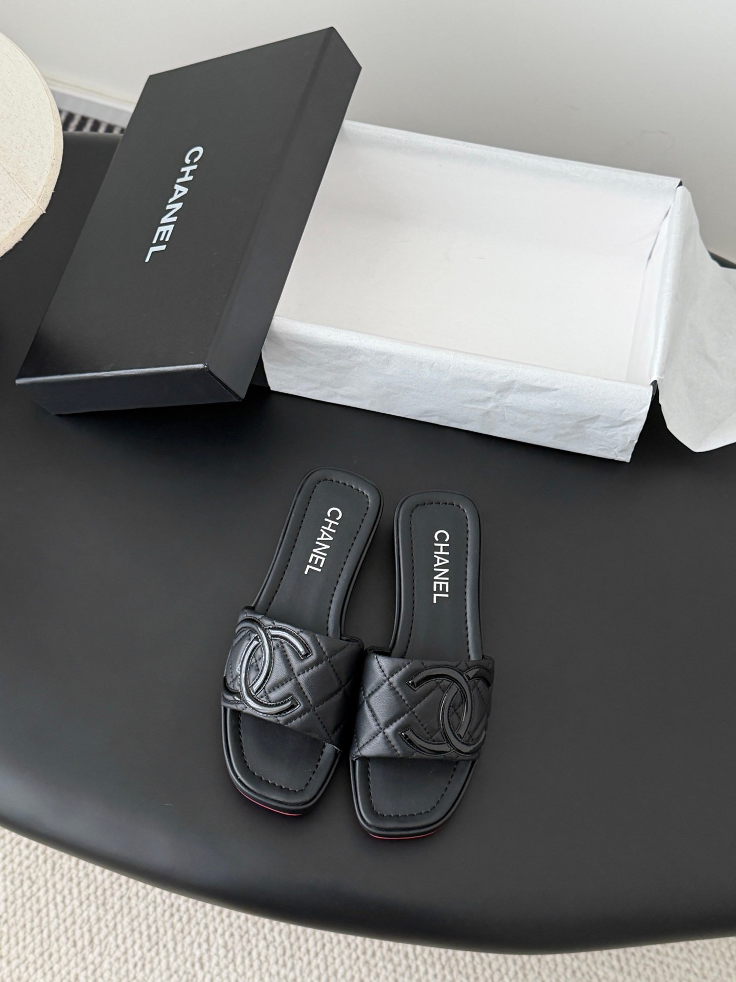 Chanel quilted leather Cambon flip-flops B6052203 - Image 8