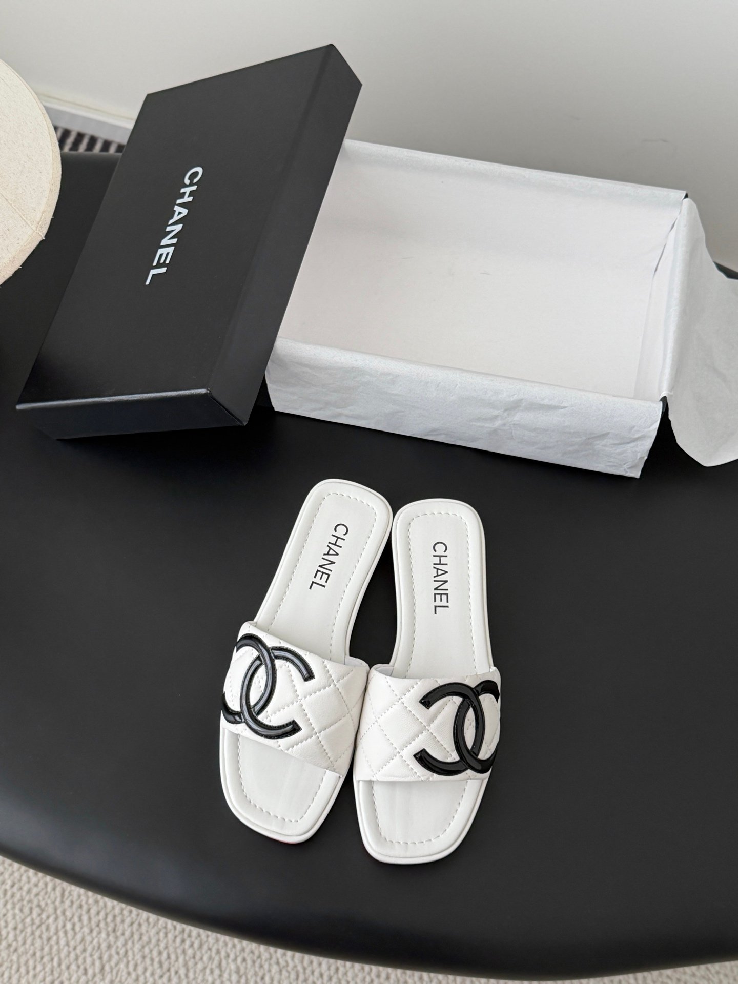 Chanel quilted leather Cambon flip-flops B6052203 - Image 9
