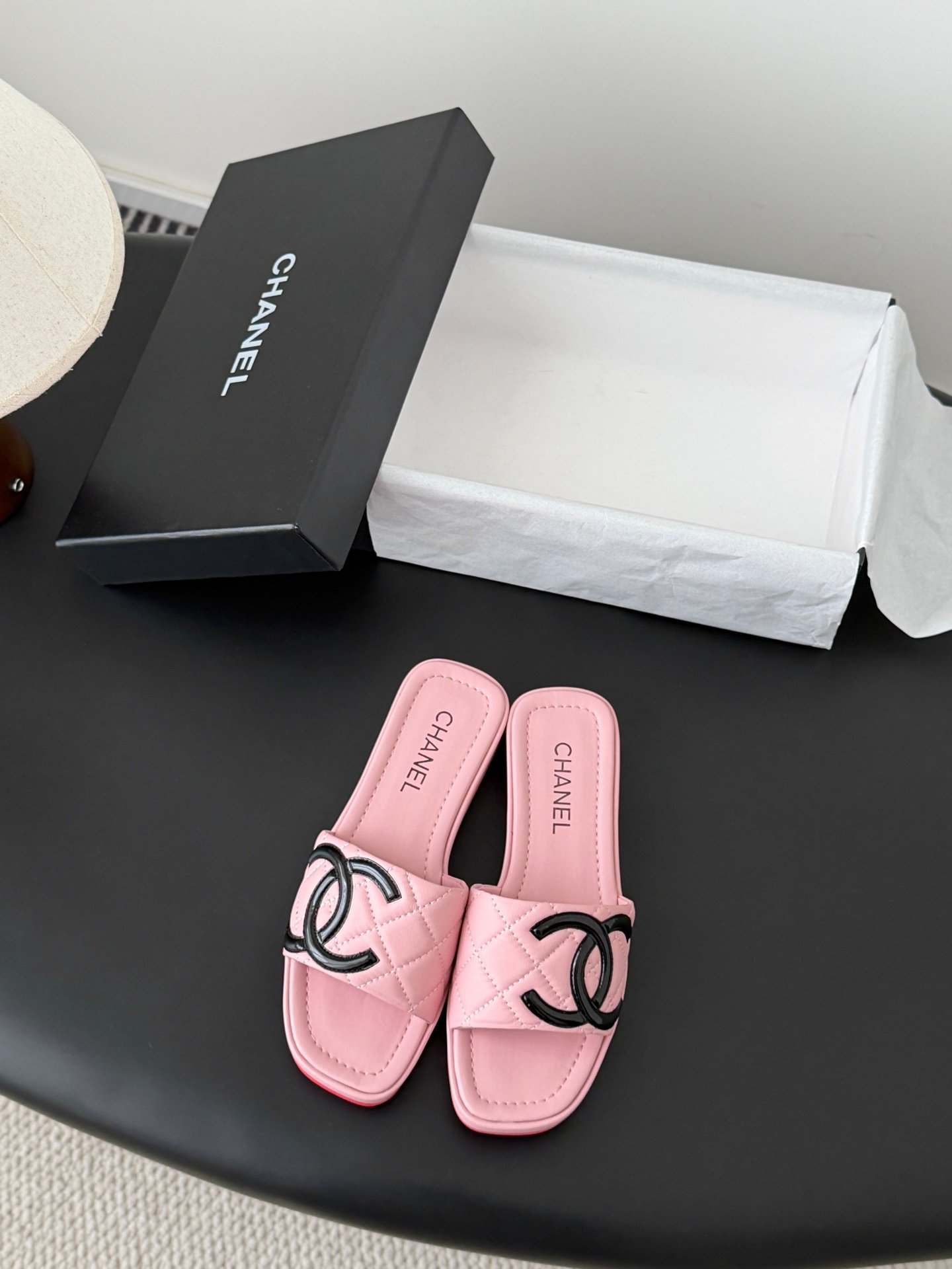 Chanel quilted leather Cambon flip-flops B6052203 - Image 10