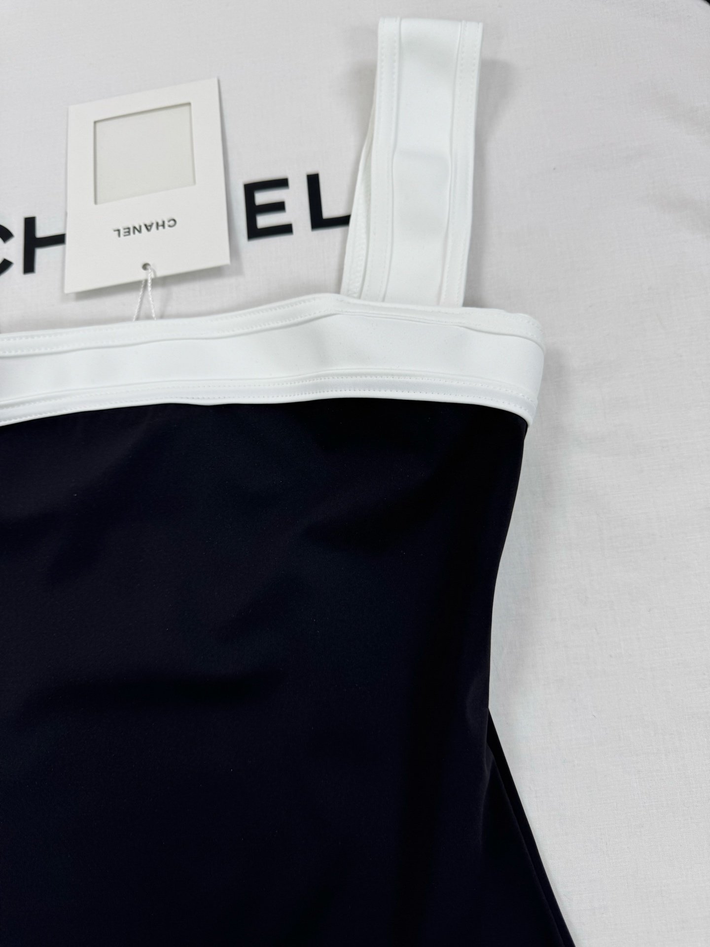 CHANEL black and white striped one-piece swimming suit W6052601 - Image 5
