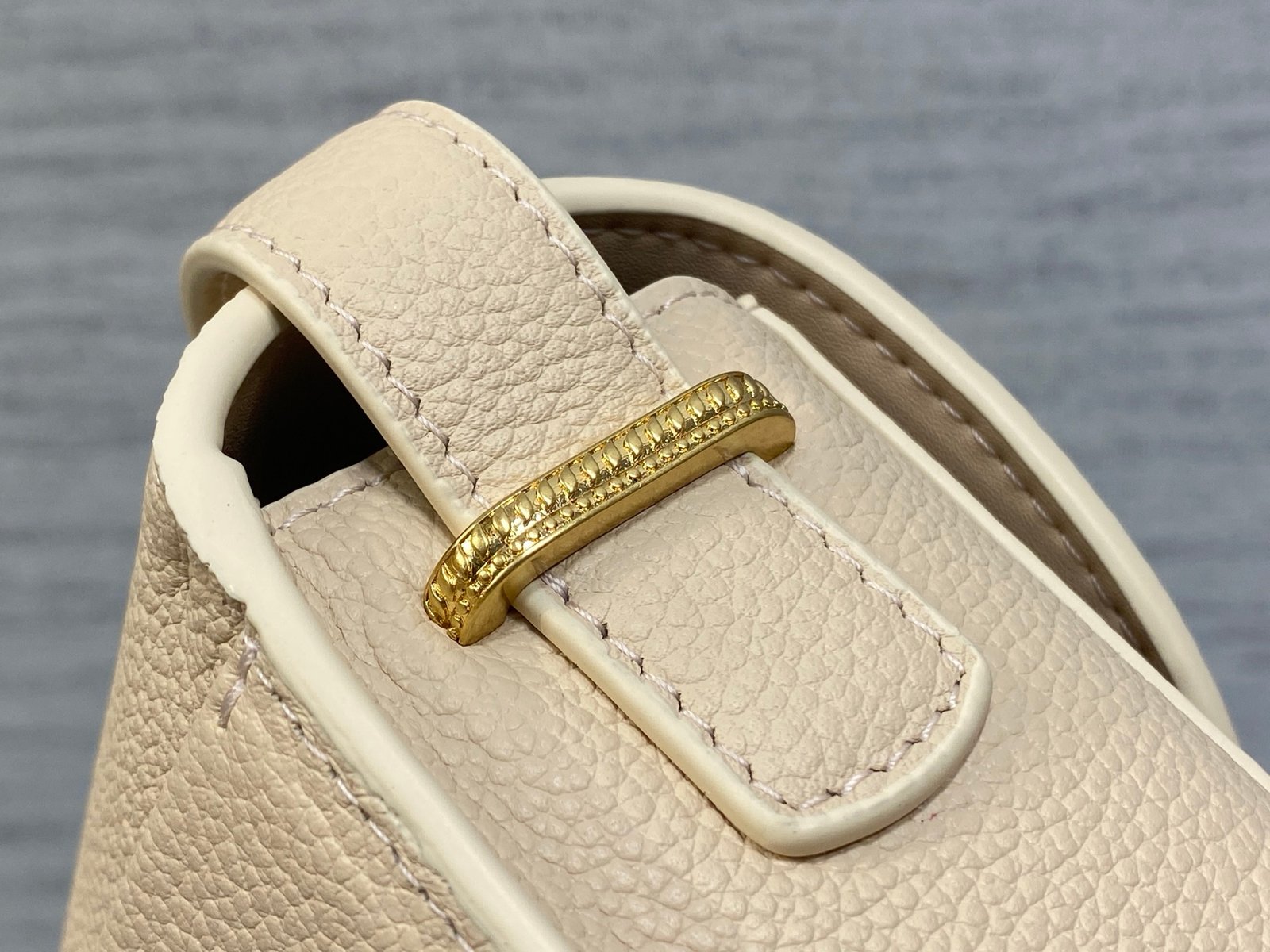 Dior Small Dior Médaillon Flap Bag B6052602 - Image 4