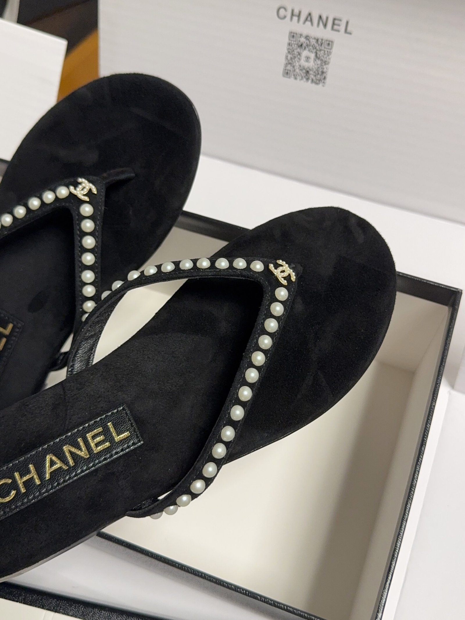 Chanel black suede embellished thong sandals B6052802 - Image 4