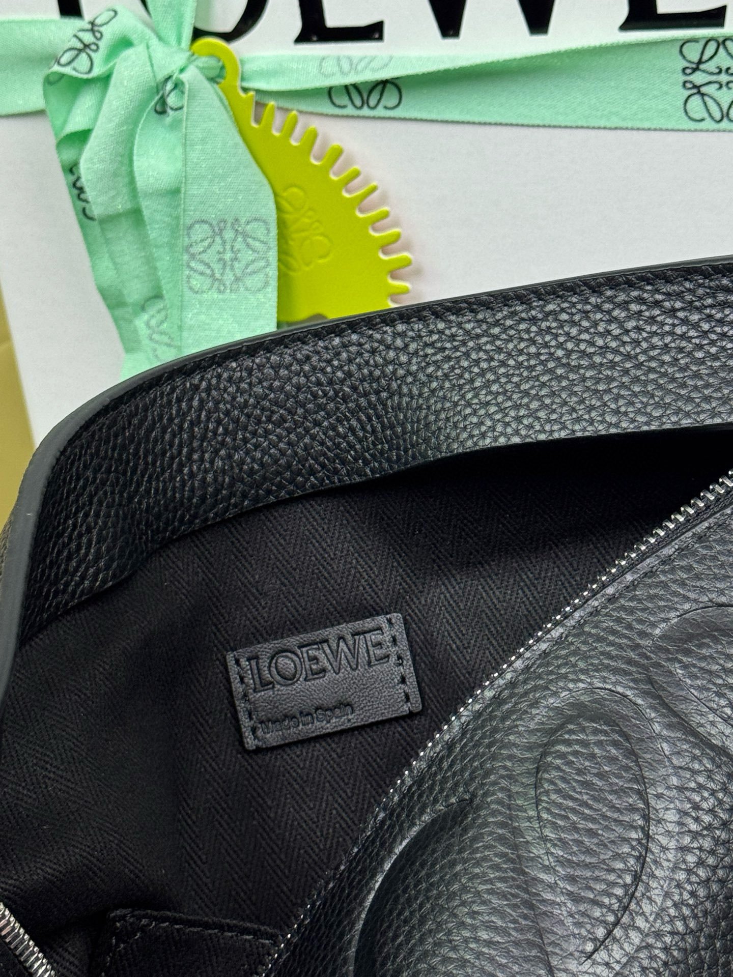 Loewe Brand T Full-grain Leather Handbag B6052804 - Image 7