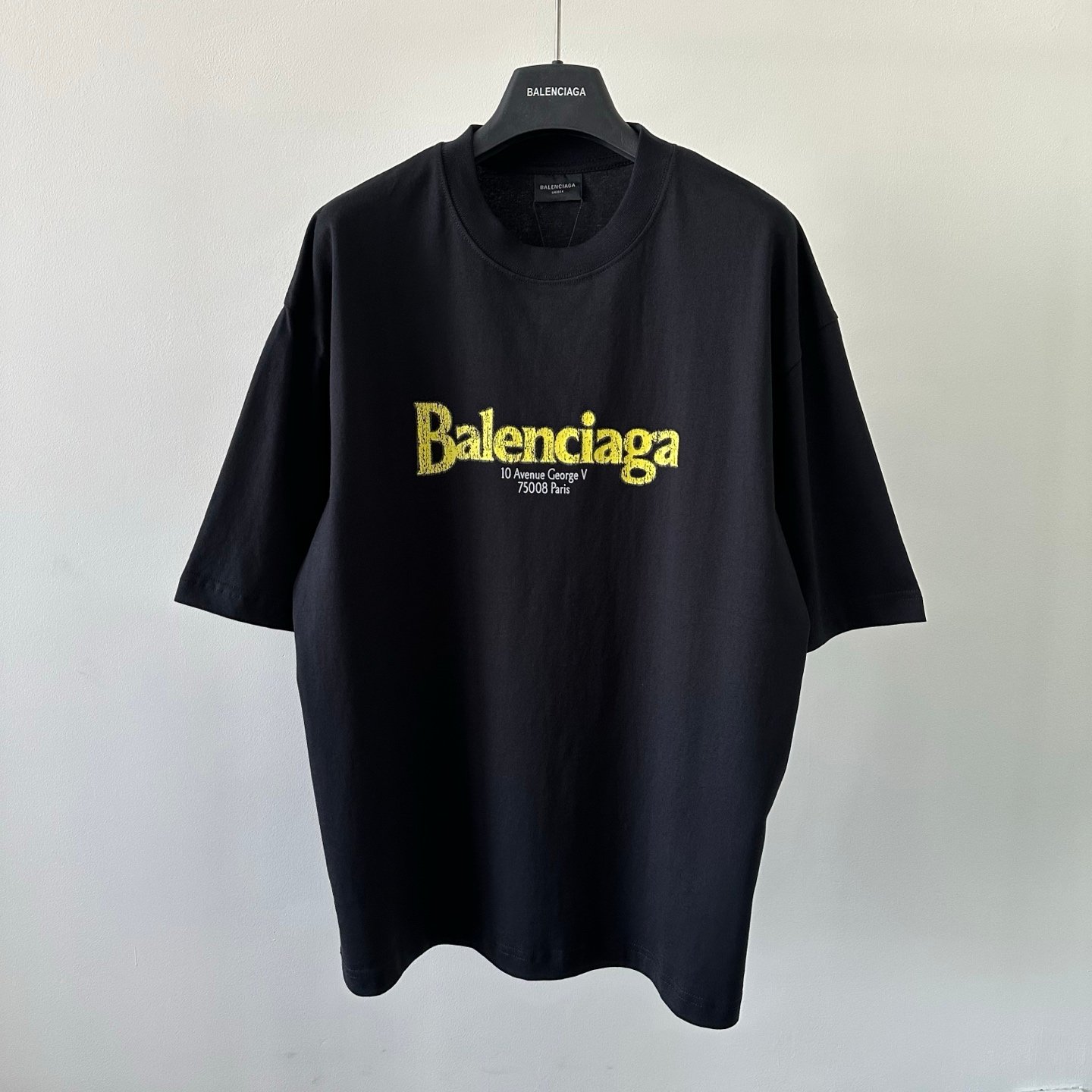 Camiseta Balenciaga con estampado de grieta en estilo negro y oro de colección M6052906