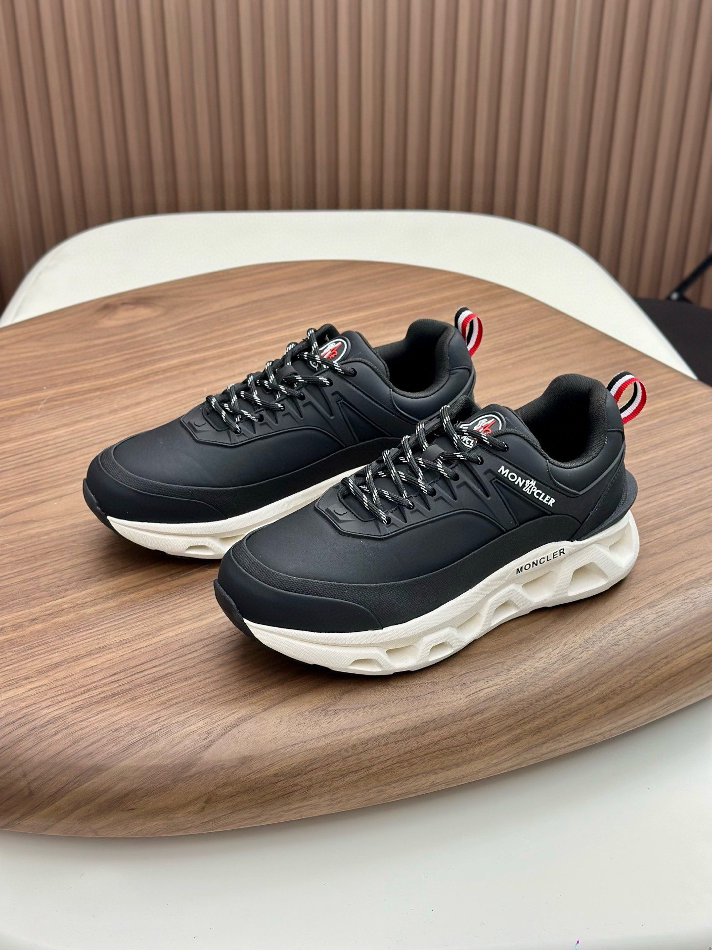 Zapatos deportivos Moncler para hombre B6052905 - Image 4