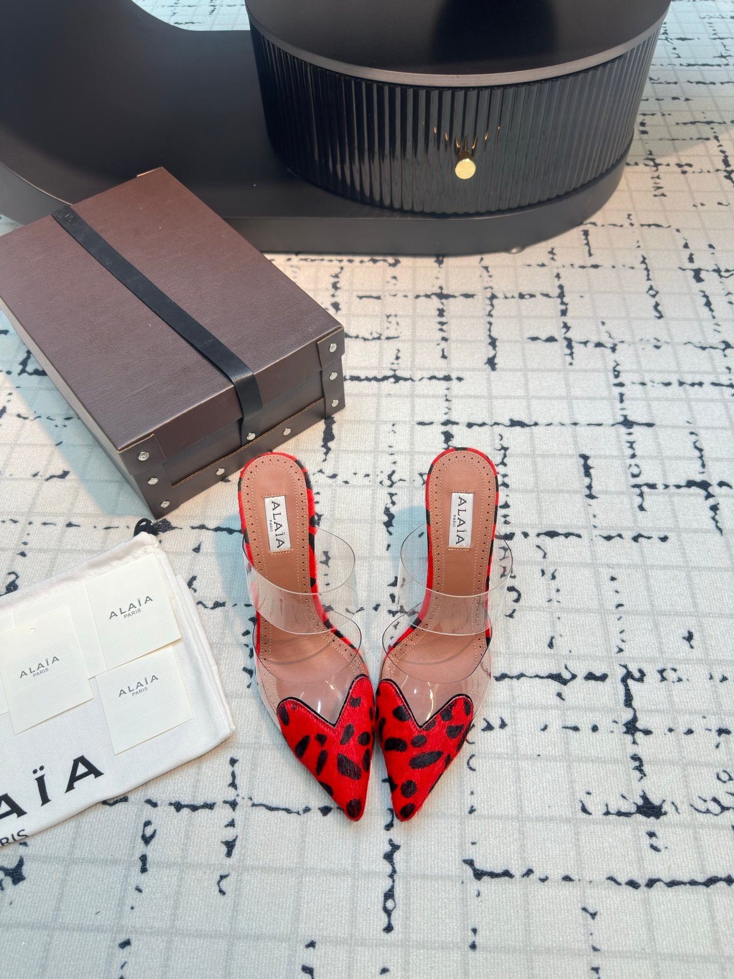 Alaïa Le Coeur PVC-trimmed patent leather mules B6053002 - Image 5