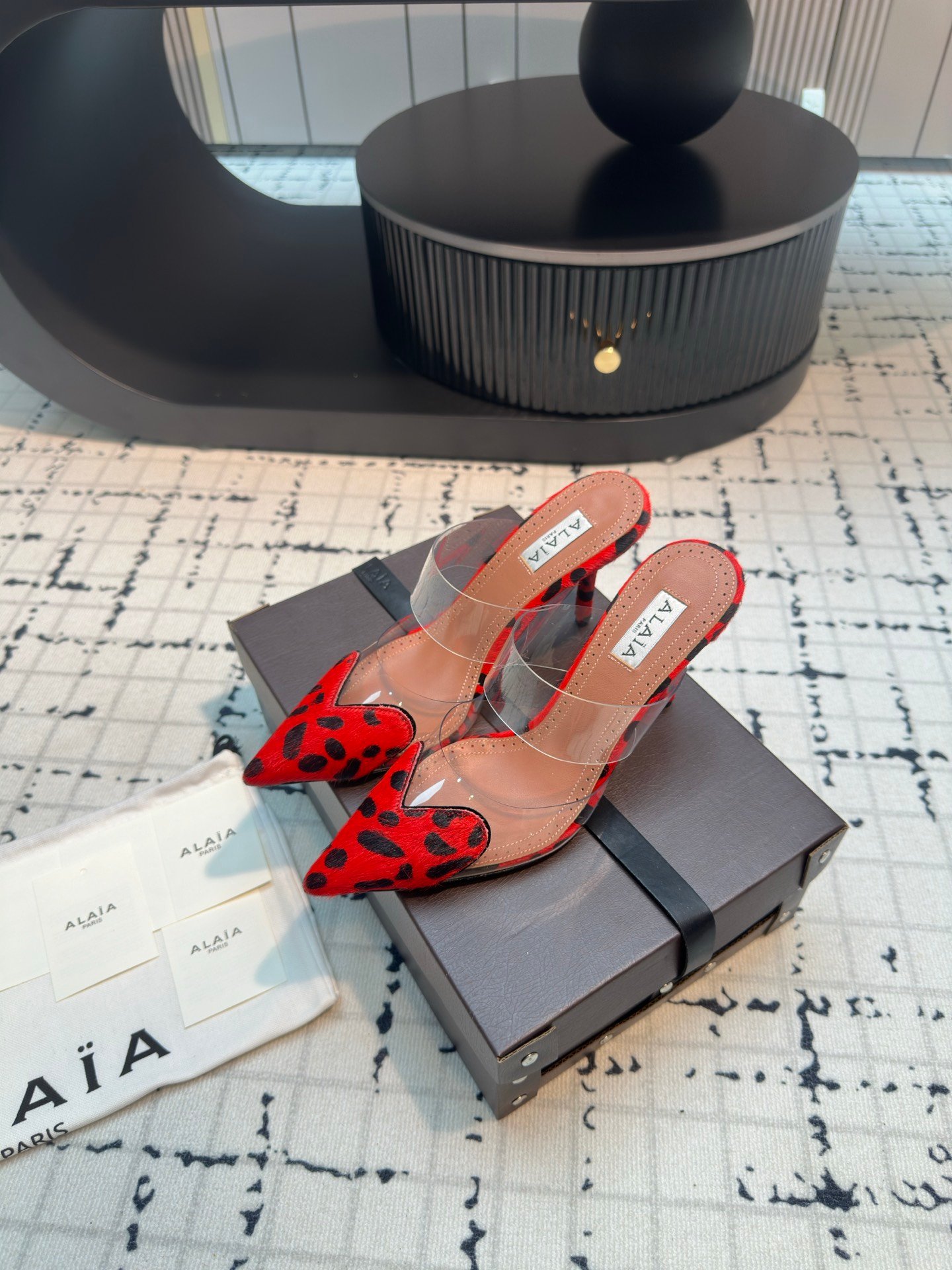 Alaïa Le Coeur PVC-trimmed patent leather mules B6053002 - Image 6