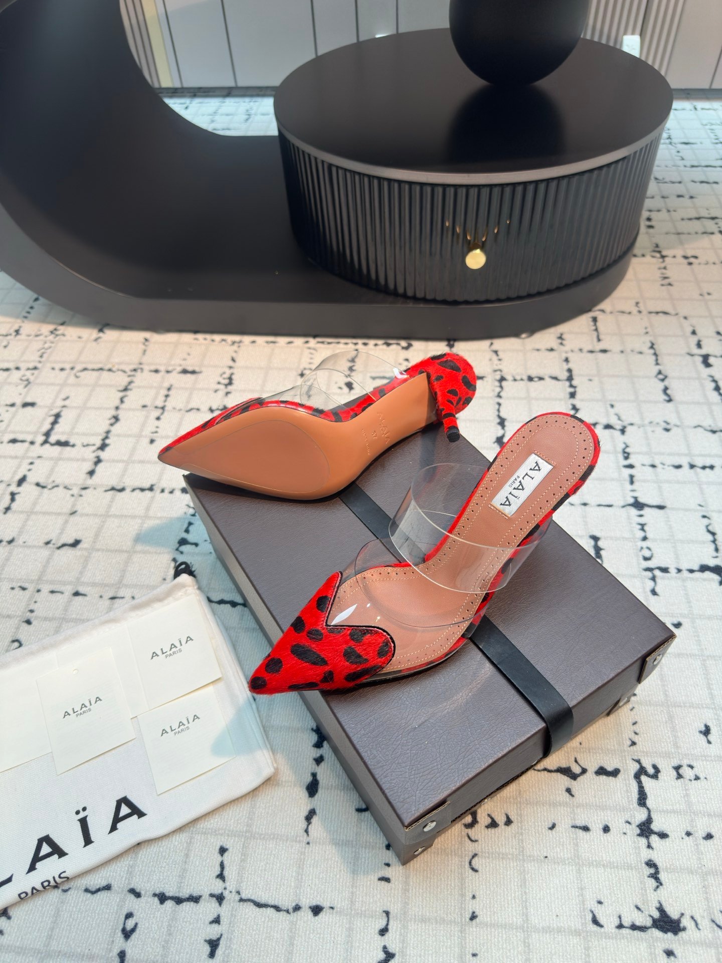 Alaïa Le Coeur PVC-trimmed patent leather mules B6053002 - Image 7