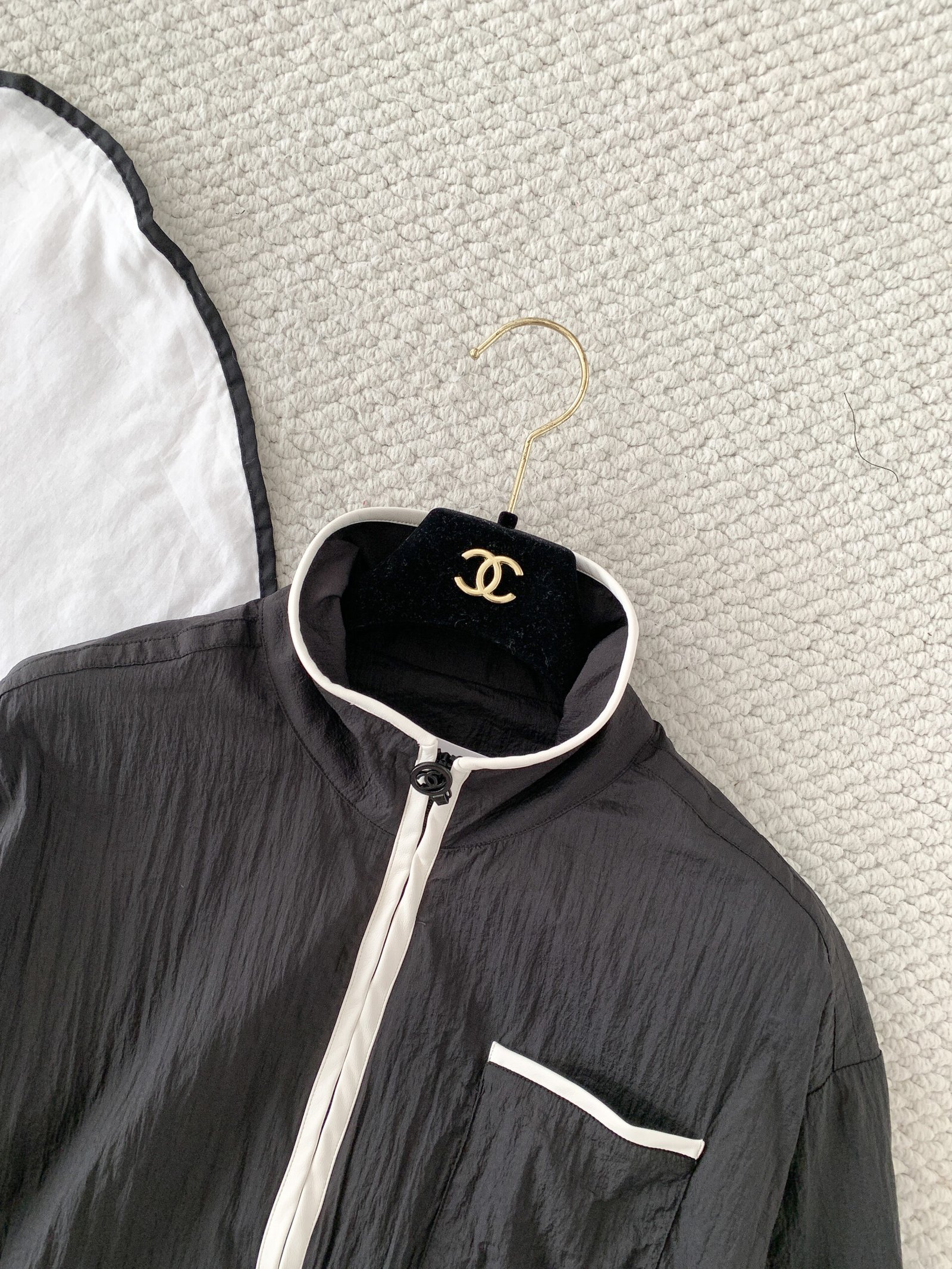 Chanel black sun-protective zip-up coat W6053004 - Image 4