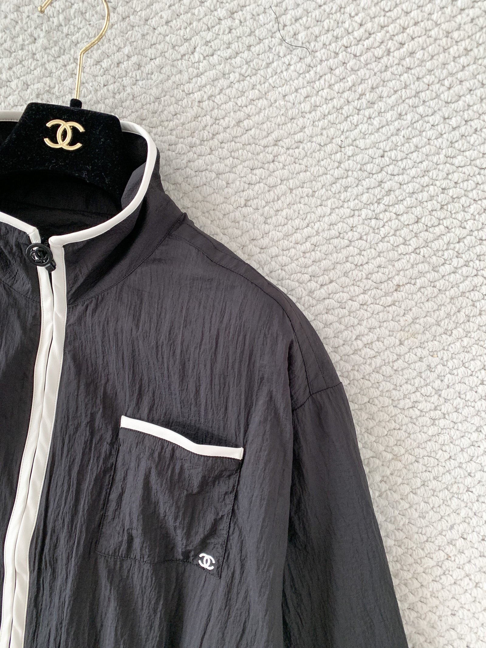 Chanel black sun-protective zip-up coat W6053004 - Image 5